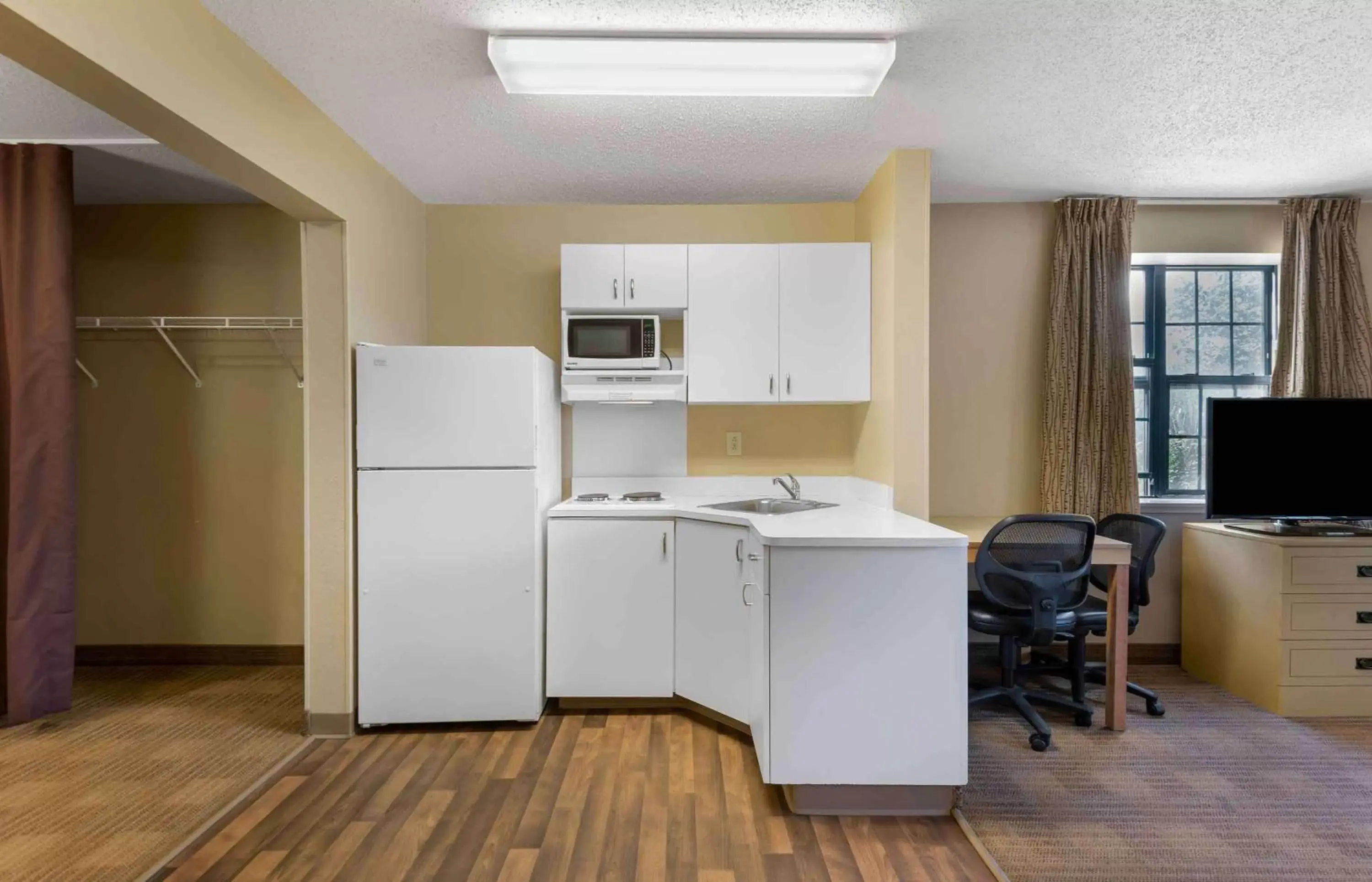 Bedroom, Kitchen/Kitchenette in Extended Stay America Suites - Buffalo - Amherst