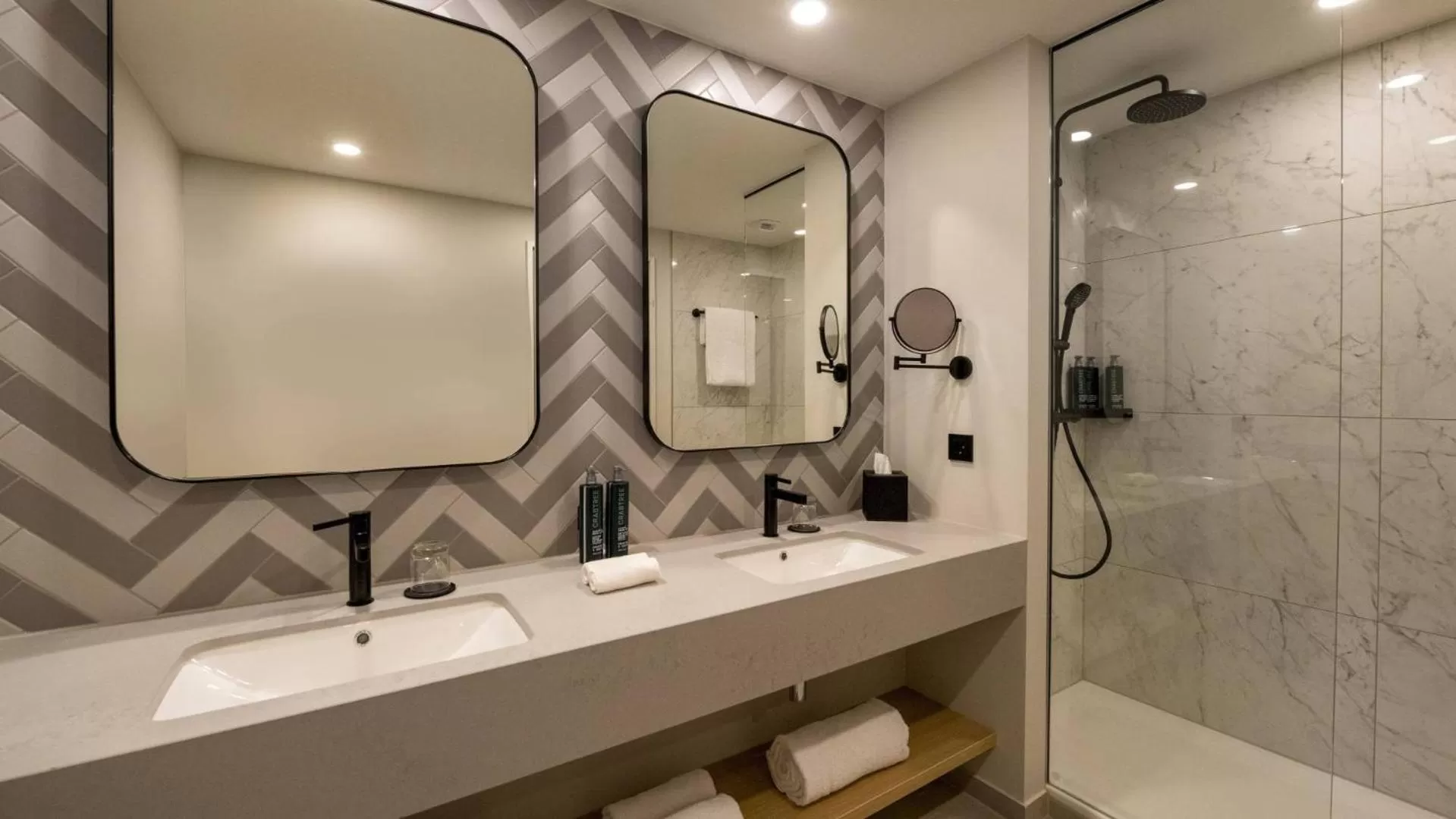 Shower in DoubleTree by Hilton Berlin Ku'damm