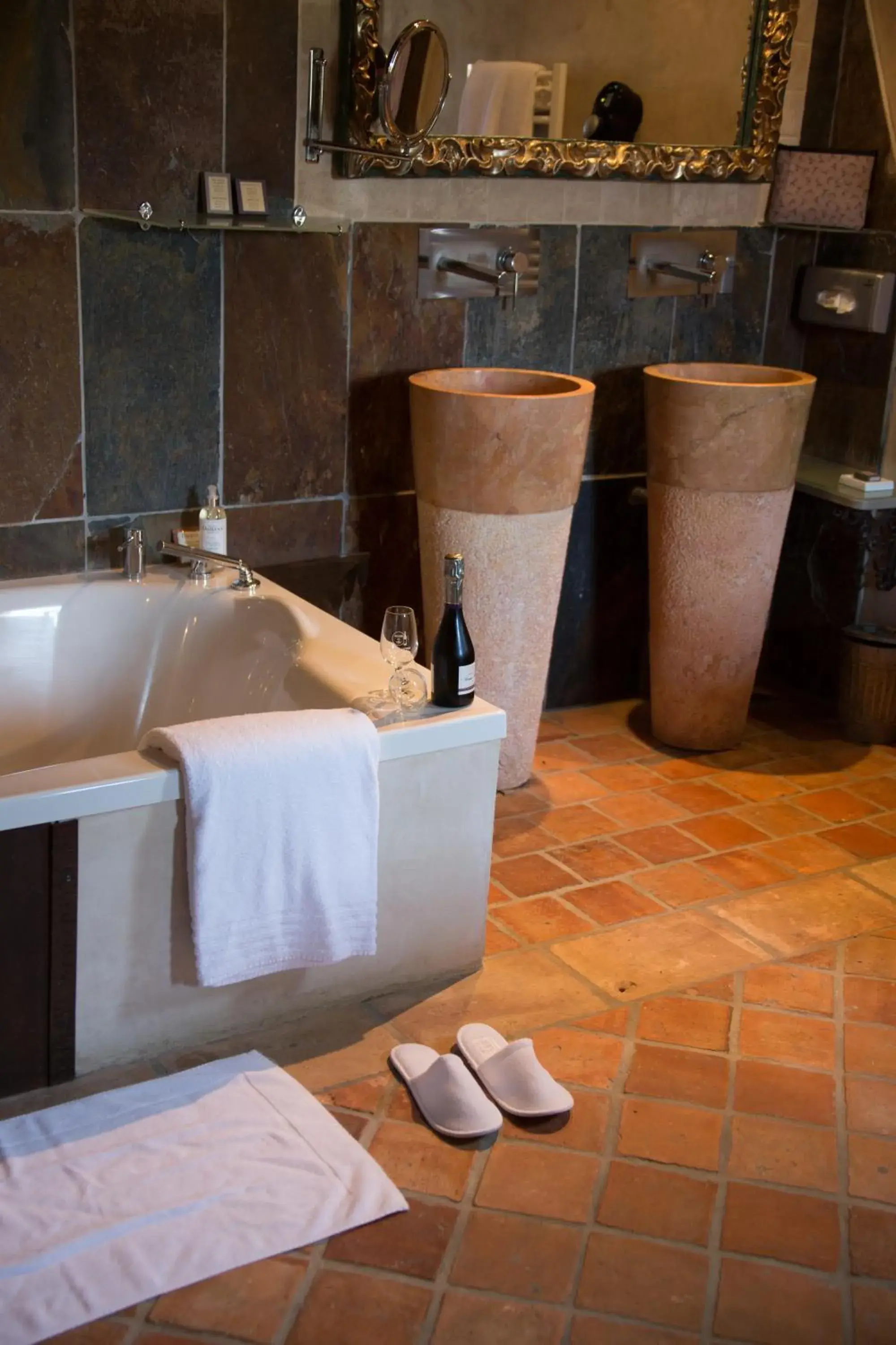 Bathroom in Hôtel-Spa Le Saint Cirq