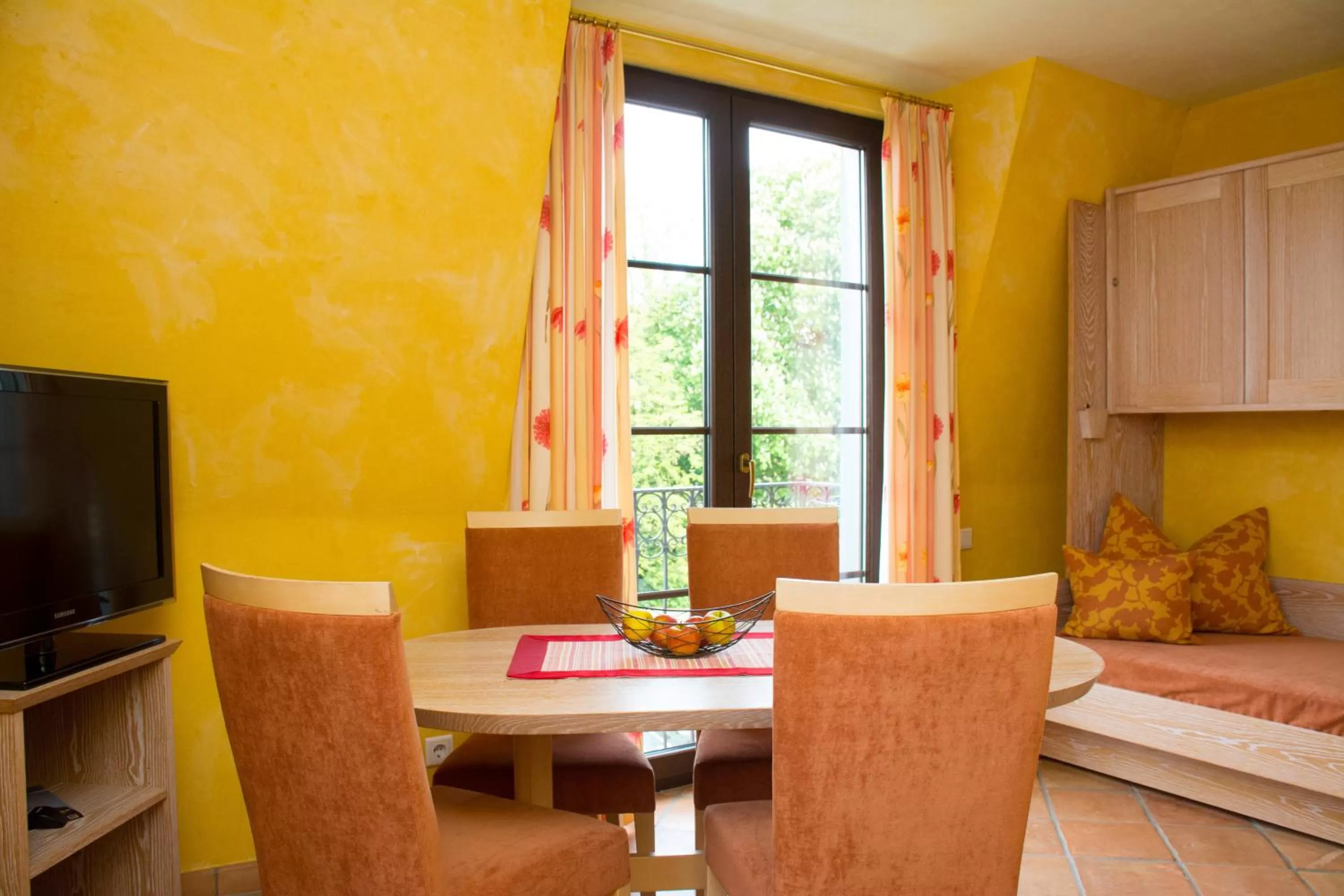 Seating area, Bed in Hotel Casa Rustica - Eintrittskarten für den Europapark erhalten Sie garantiert über uns!