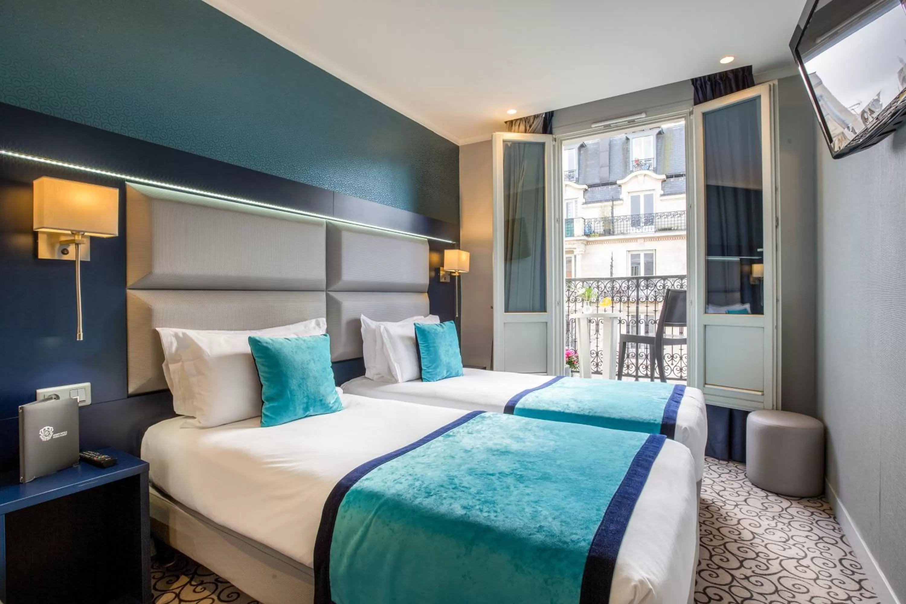 Photo of the whole room, Bed in Prince Albert Montmartre