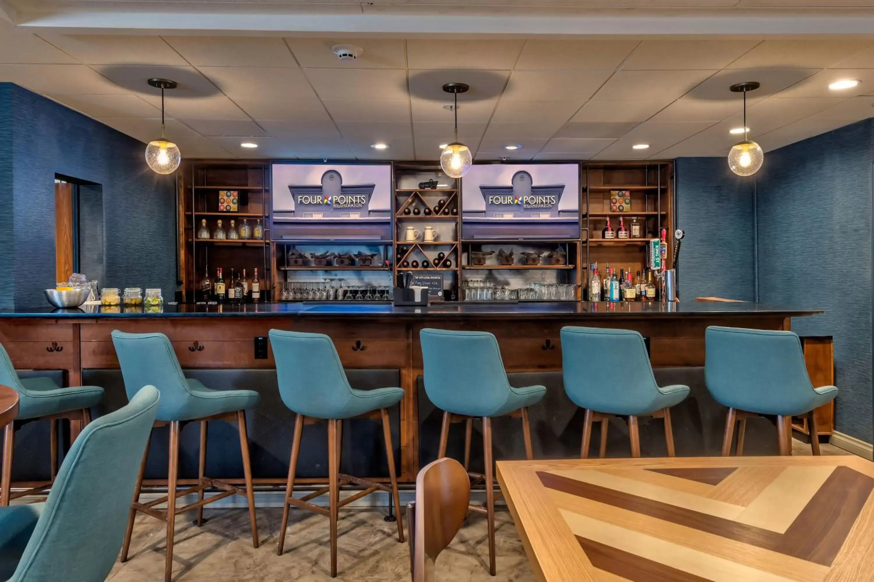 Restaurant/places to eat, Lounge/Bar in Four Points by Sheraton Anchorage Downtown