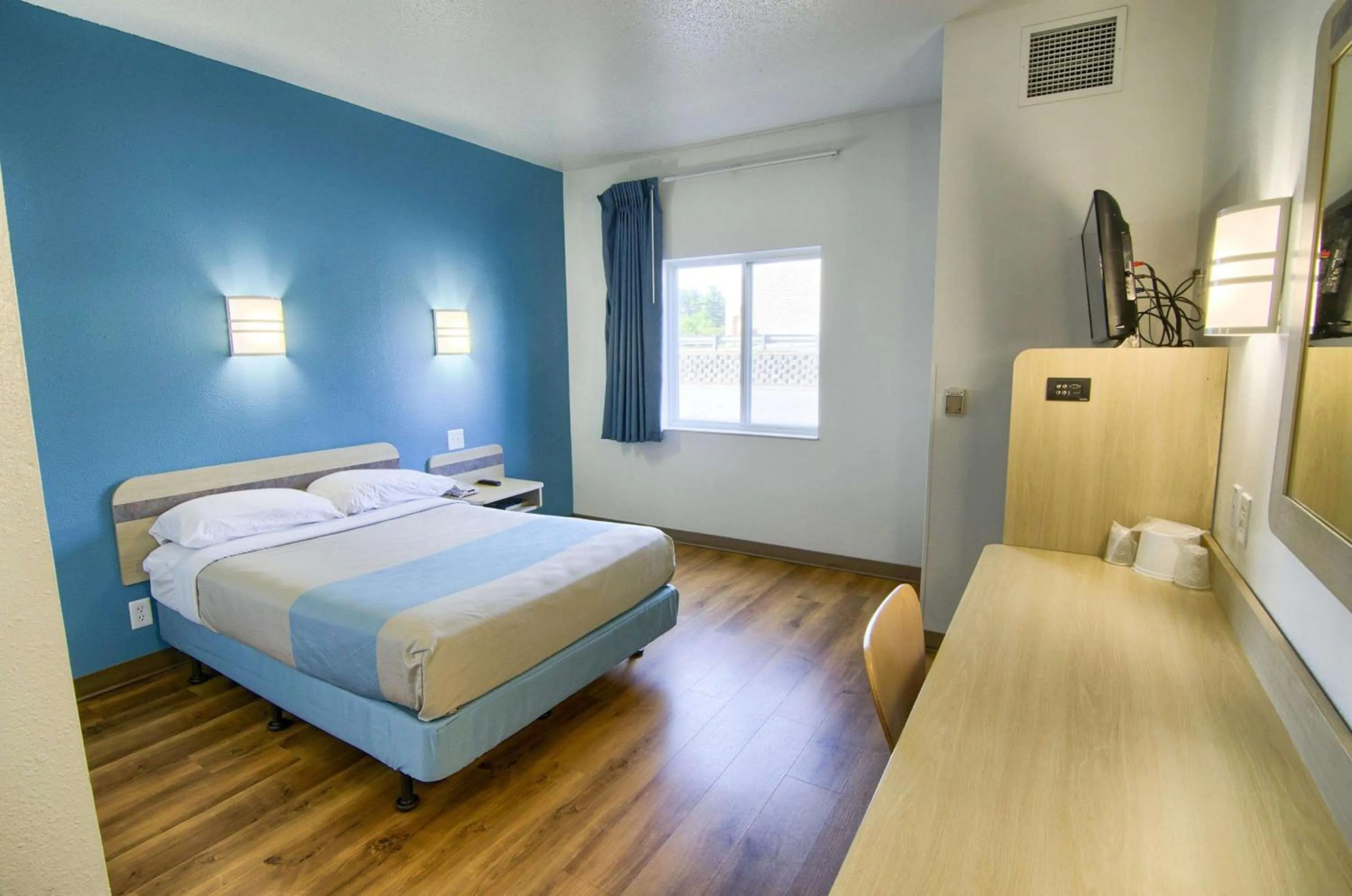 TV and multimedia, Bed in Motel 6-Portsmouth, NH