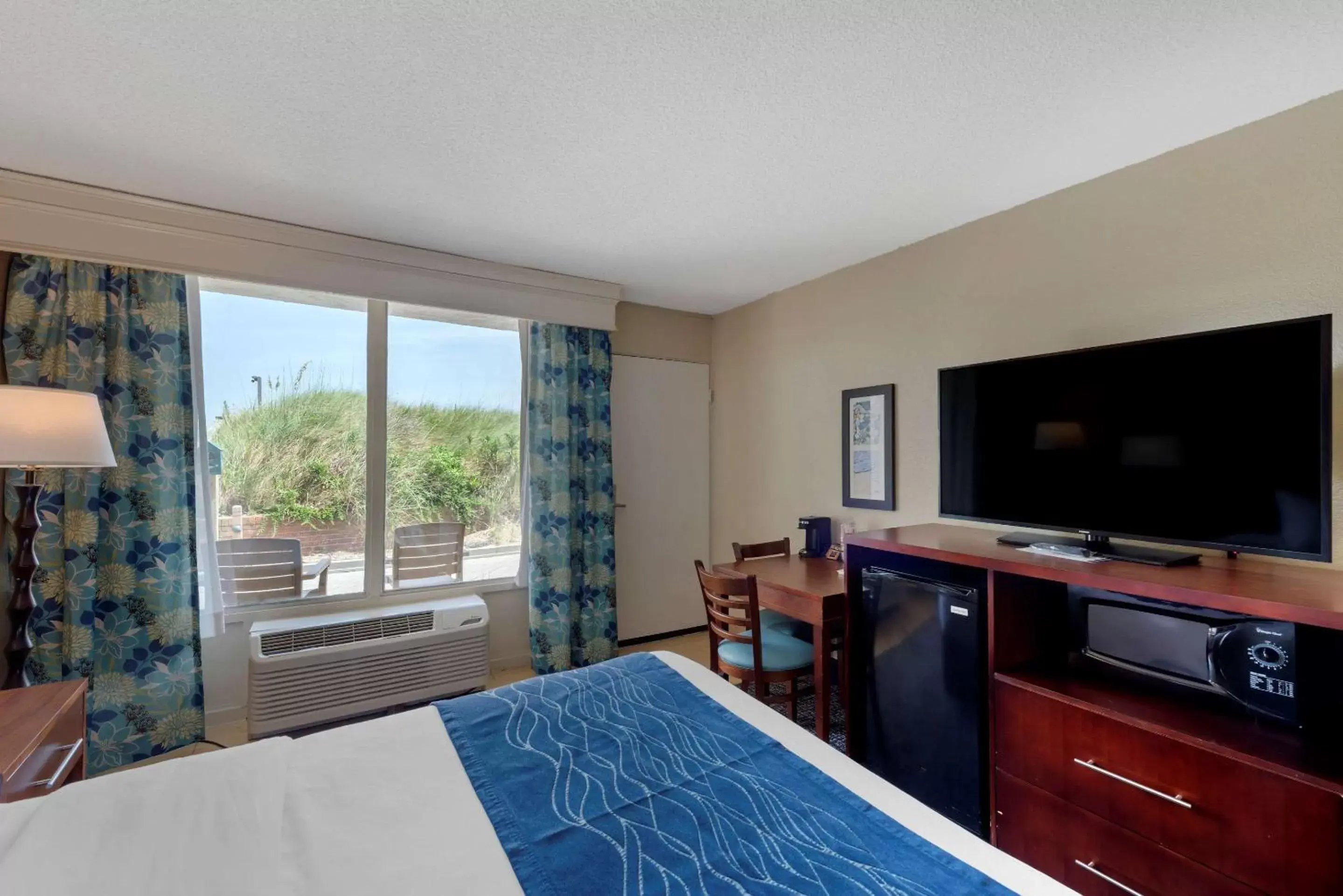 Photo of the whole room, TV/Entertainment Center in Comfort Inn on the Ocean