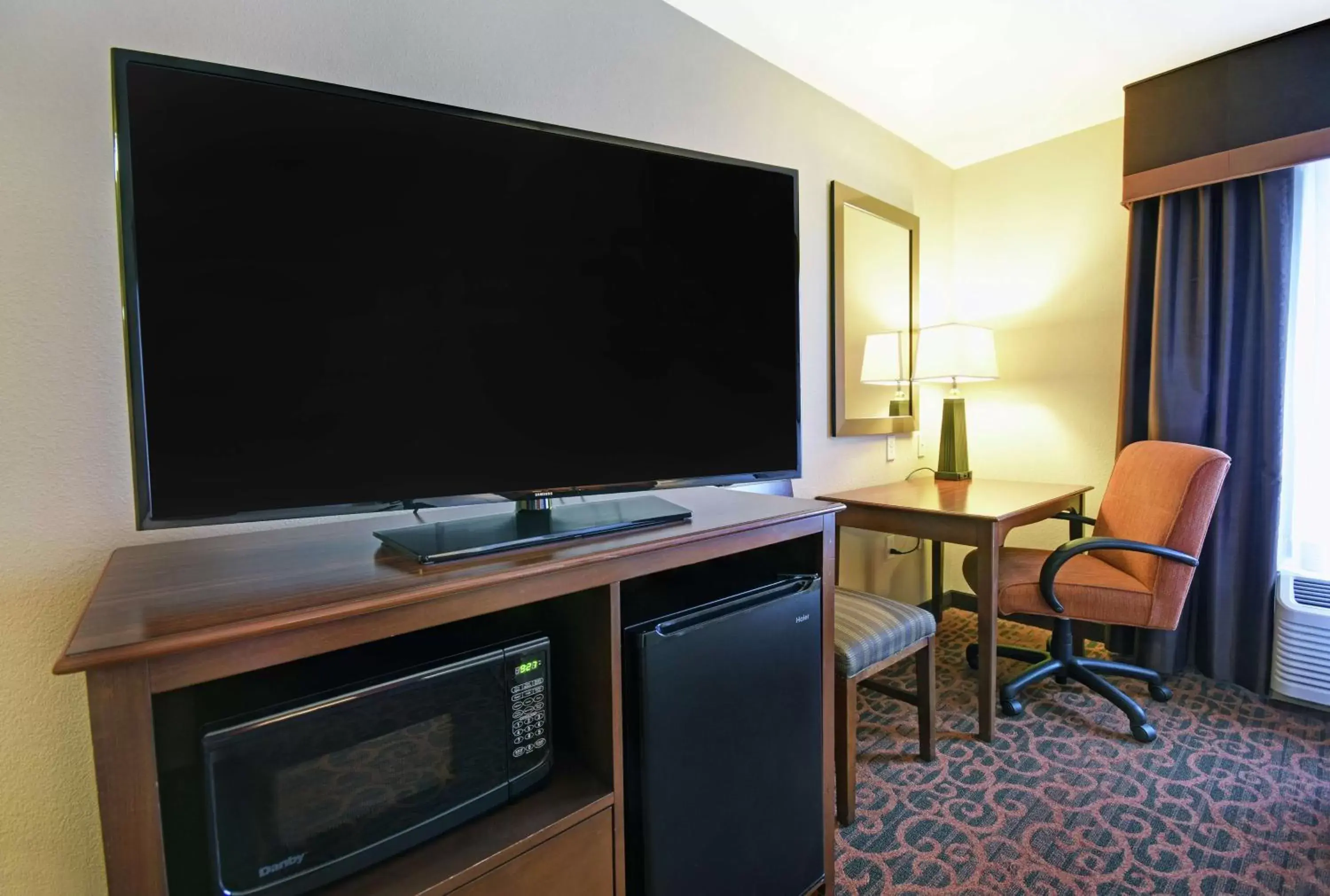 Bedroom, TV/Entertainment Center in Hampton Inn Beloit