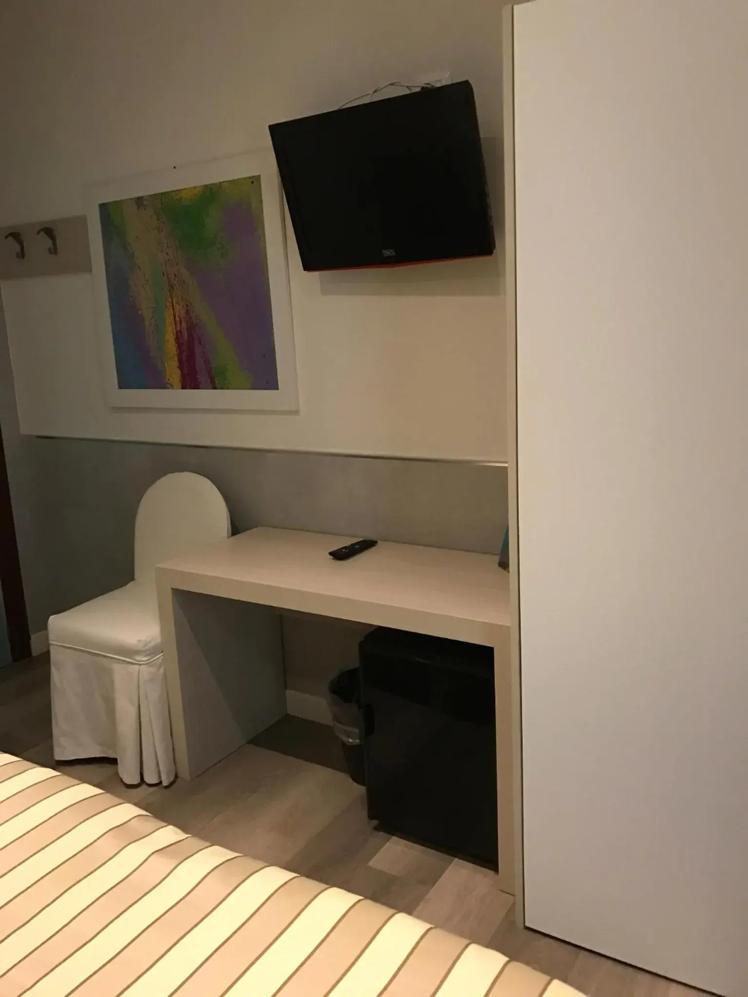 TV and multimedia, TV/Entertainment Center in Hotel Colombo