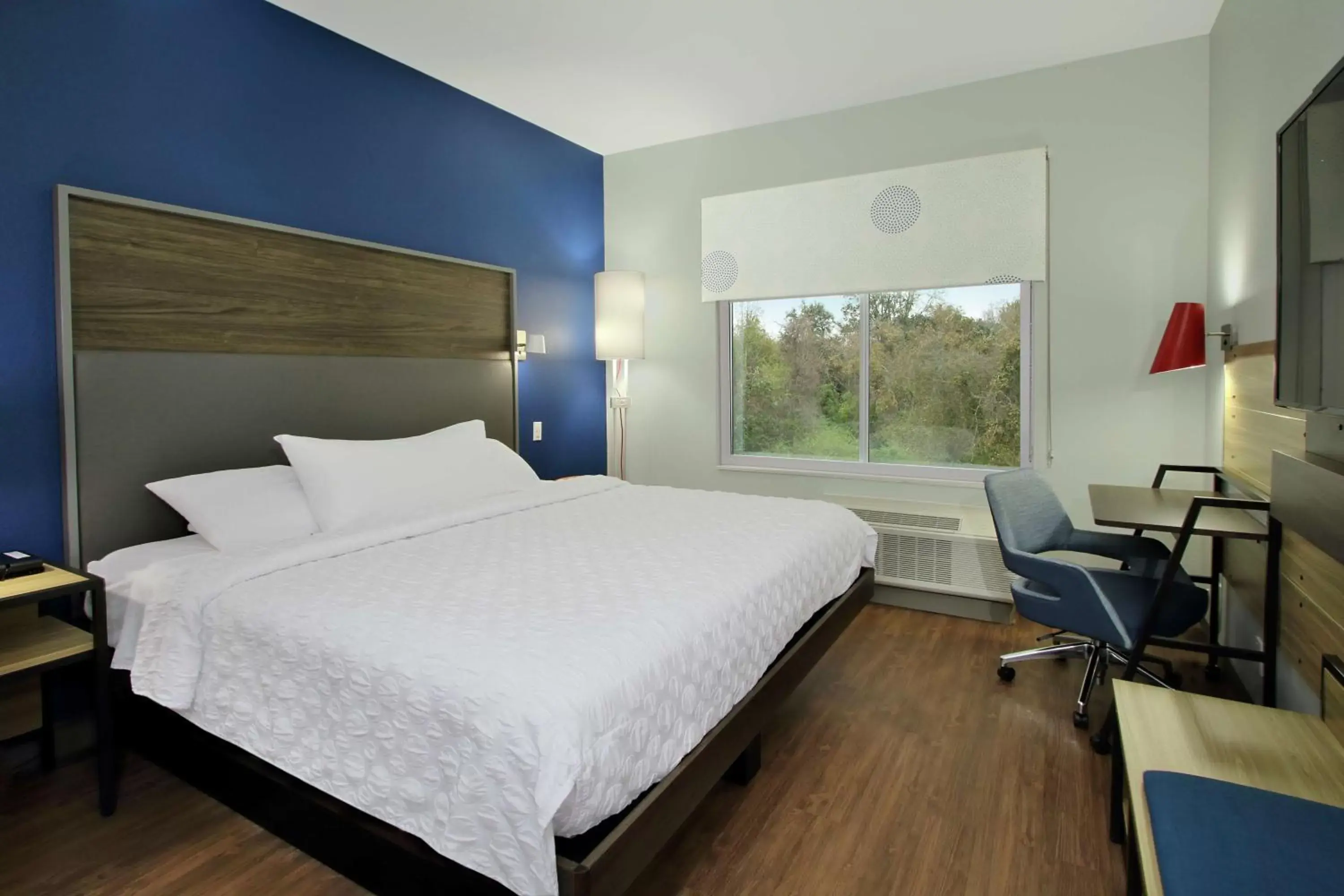 Bedroom, Bed in Tru By Hilton Mobile