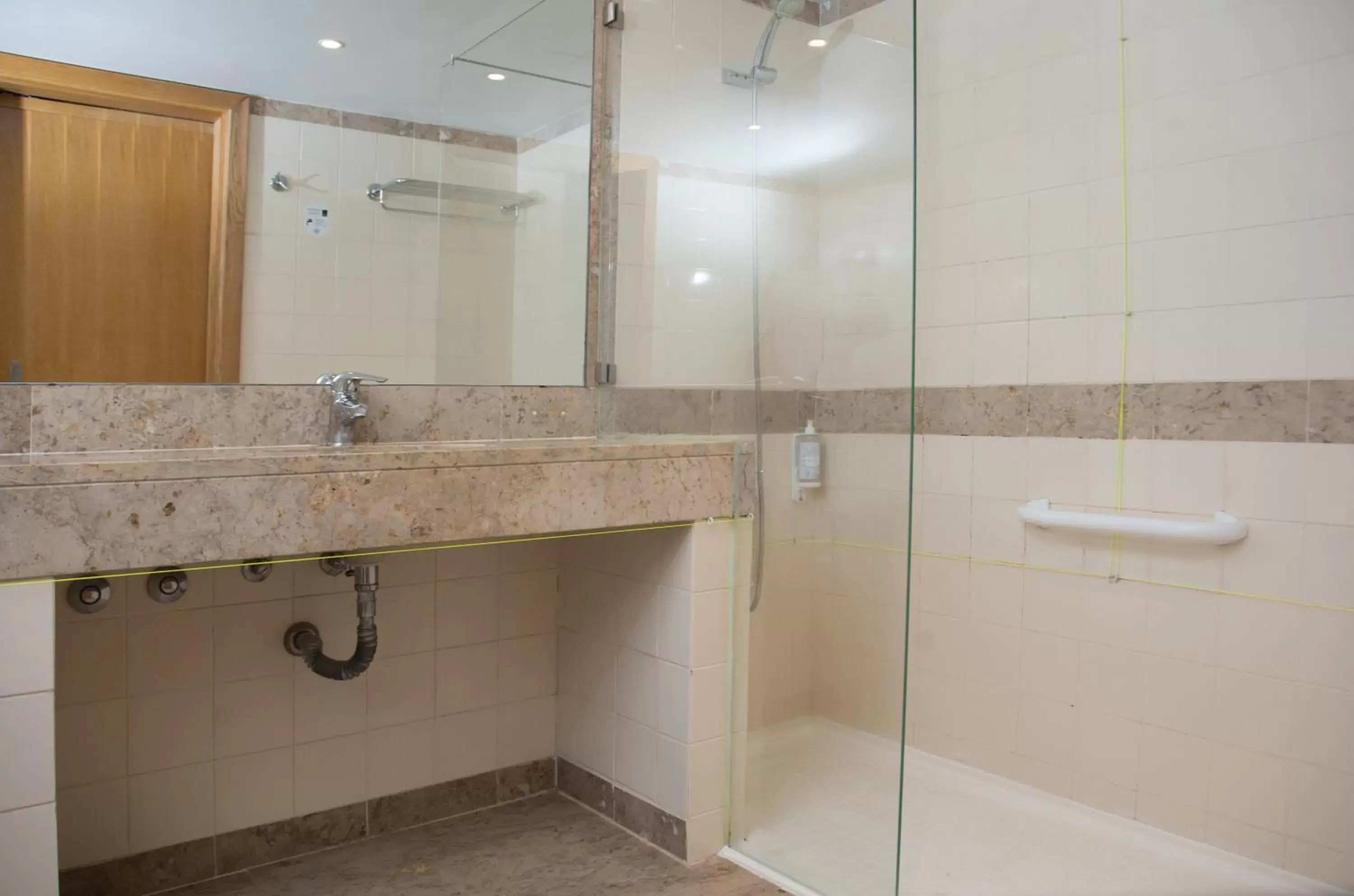 Shower, Bathroom in B&B HOTEL Sado Setúbal
