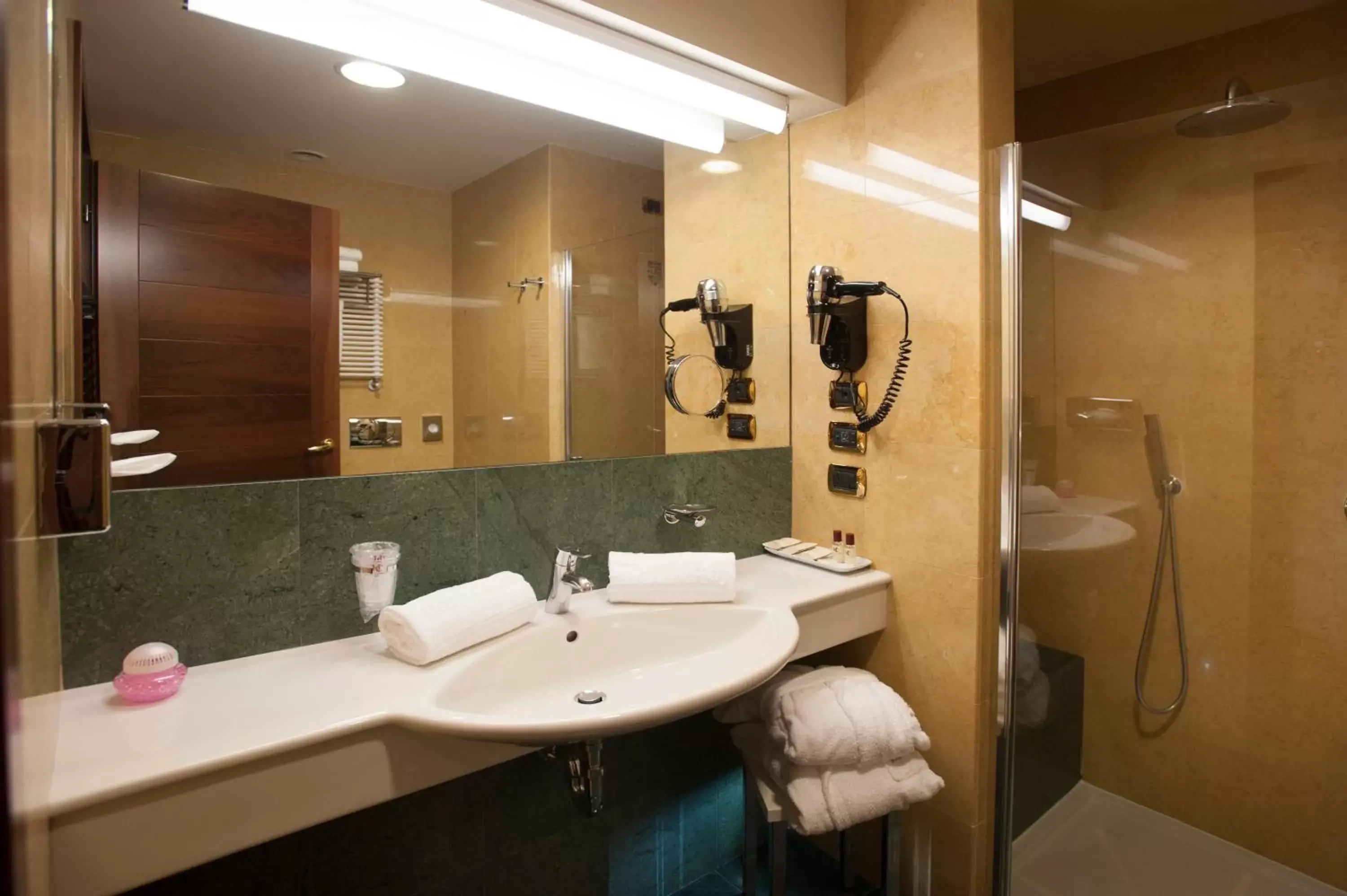 Shower, Bathroom in Hotel Calissano