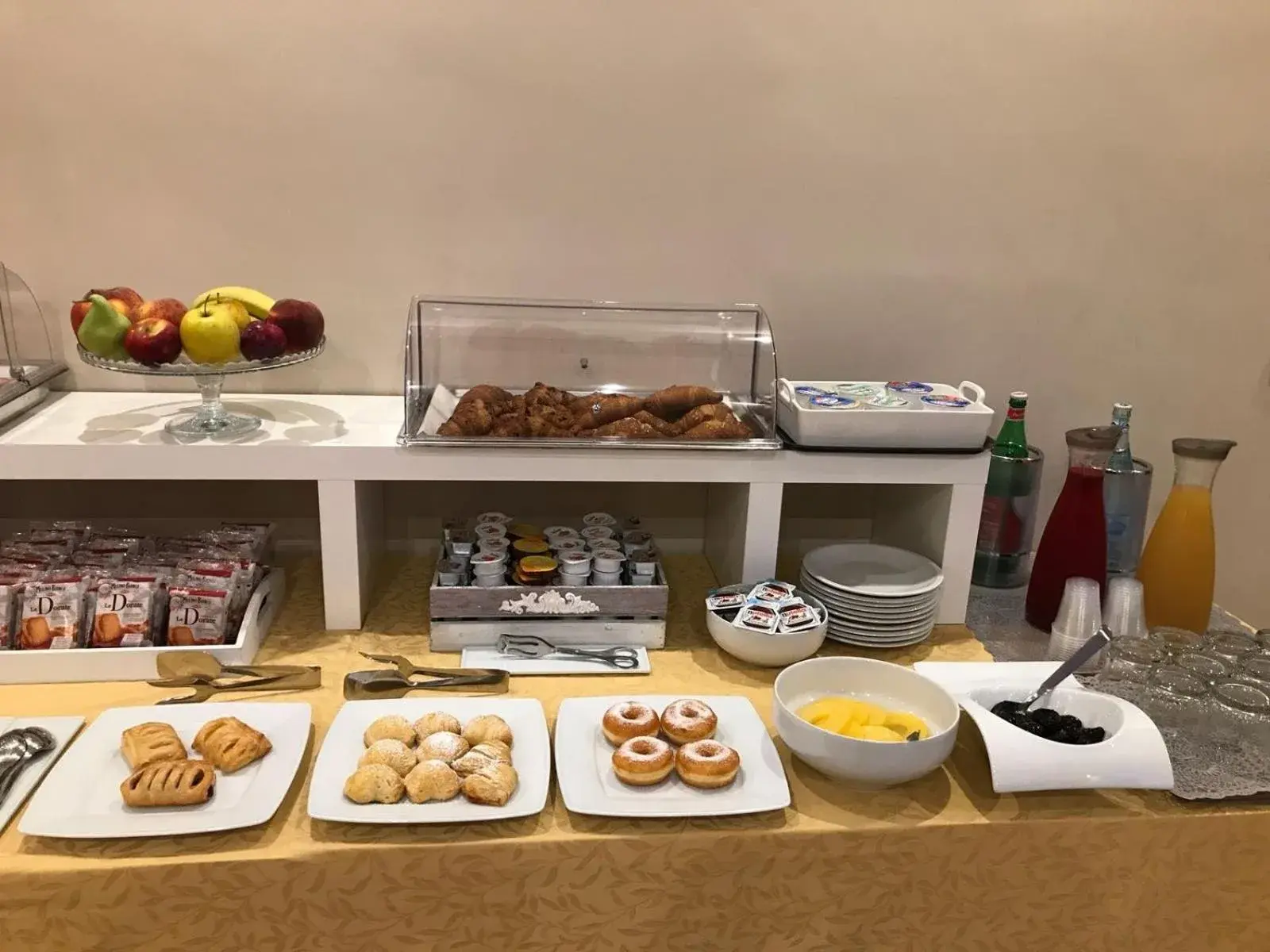 Continental breakfast, Food in Hotel Bruman