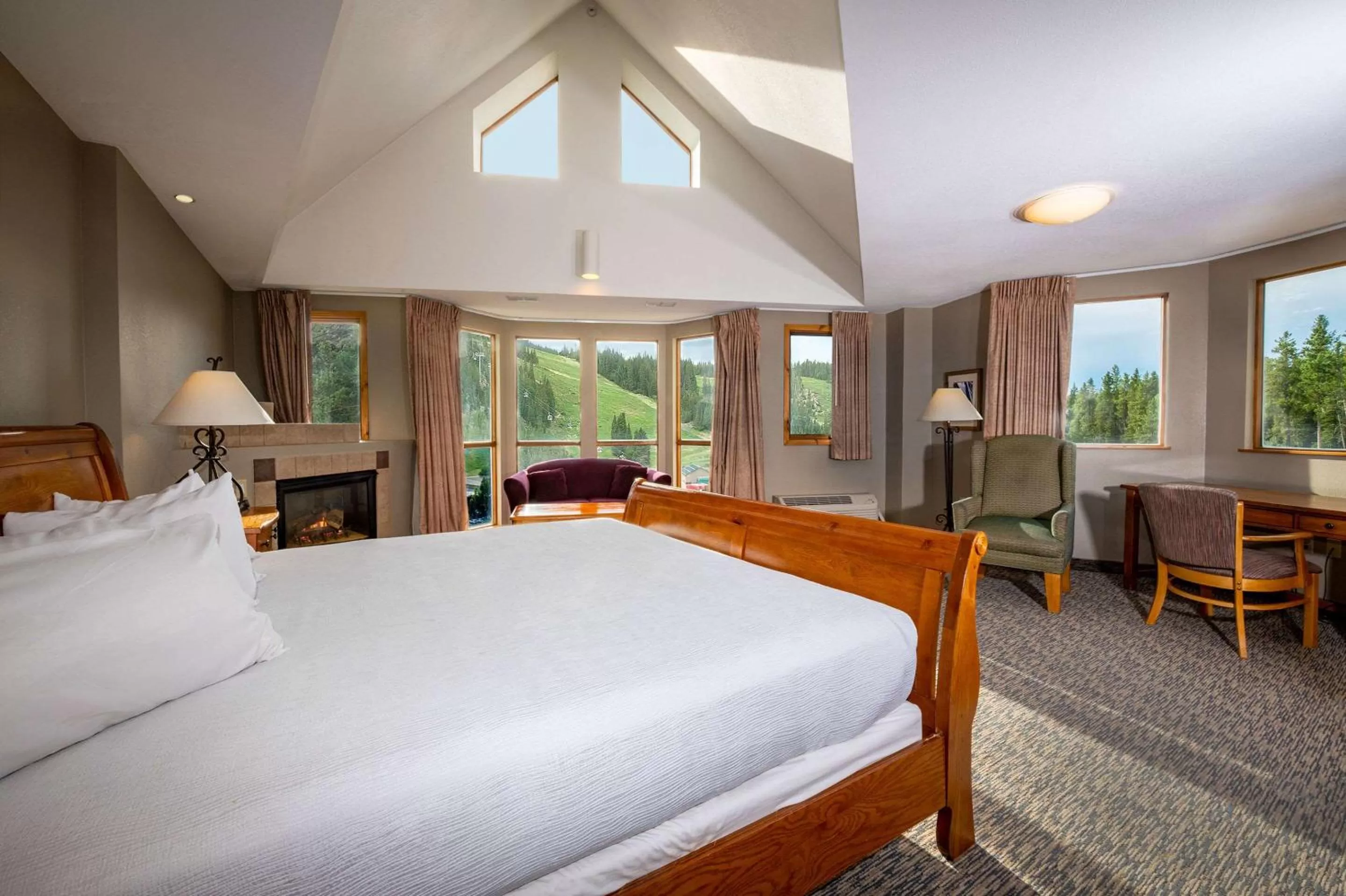 Photo of the whole room, Bed in Winter Park Mountain Lodge
