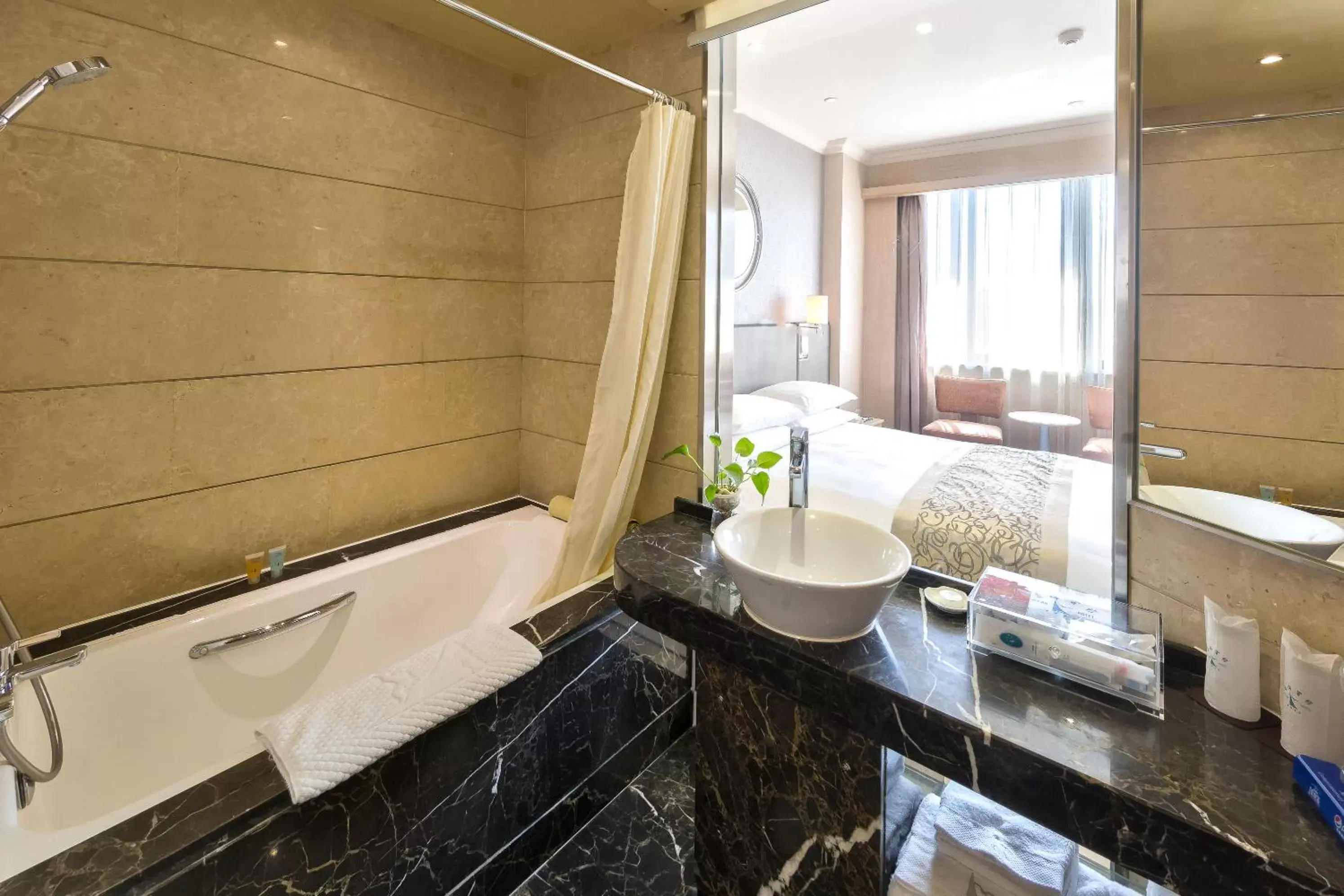 Shower, Bathroom in Ocean Hotel