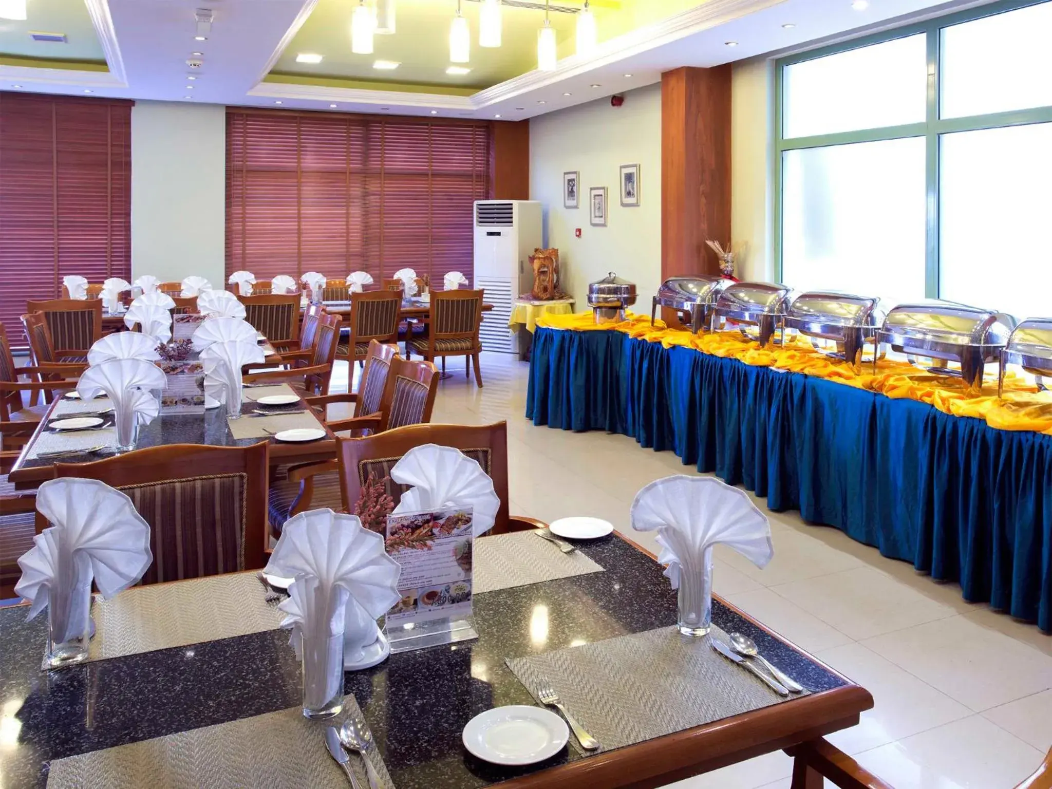 Restaurant/Places to Eat in Safeer Plaza Hotel