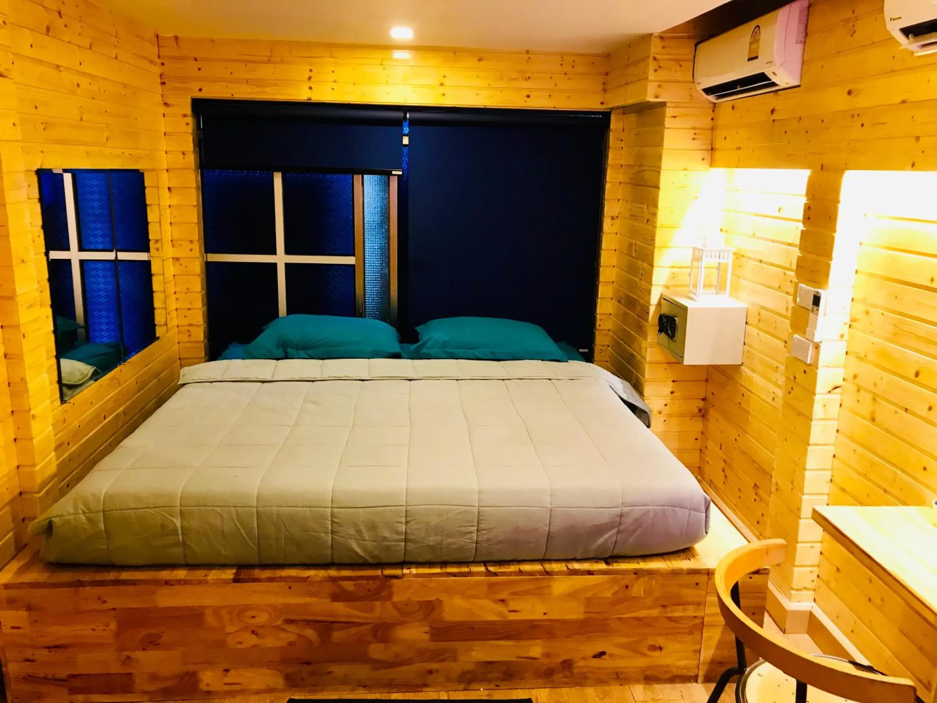 Bedroom, Bed in Blu Cabin Poshtel
