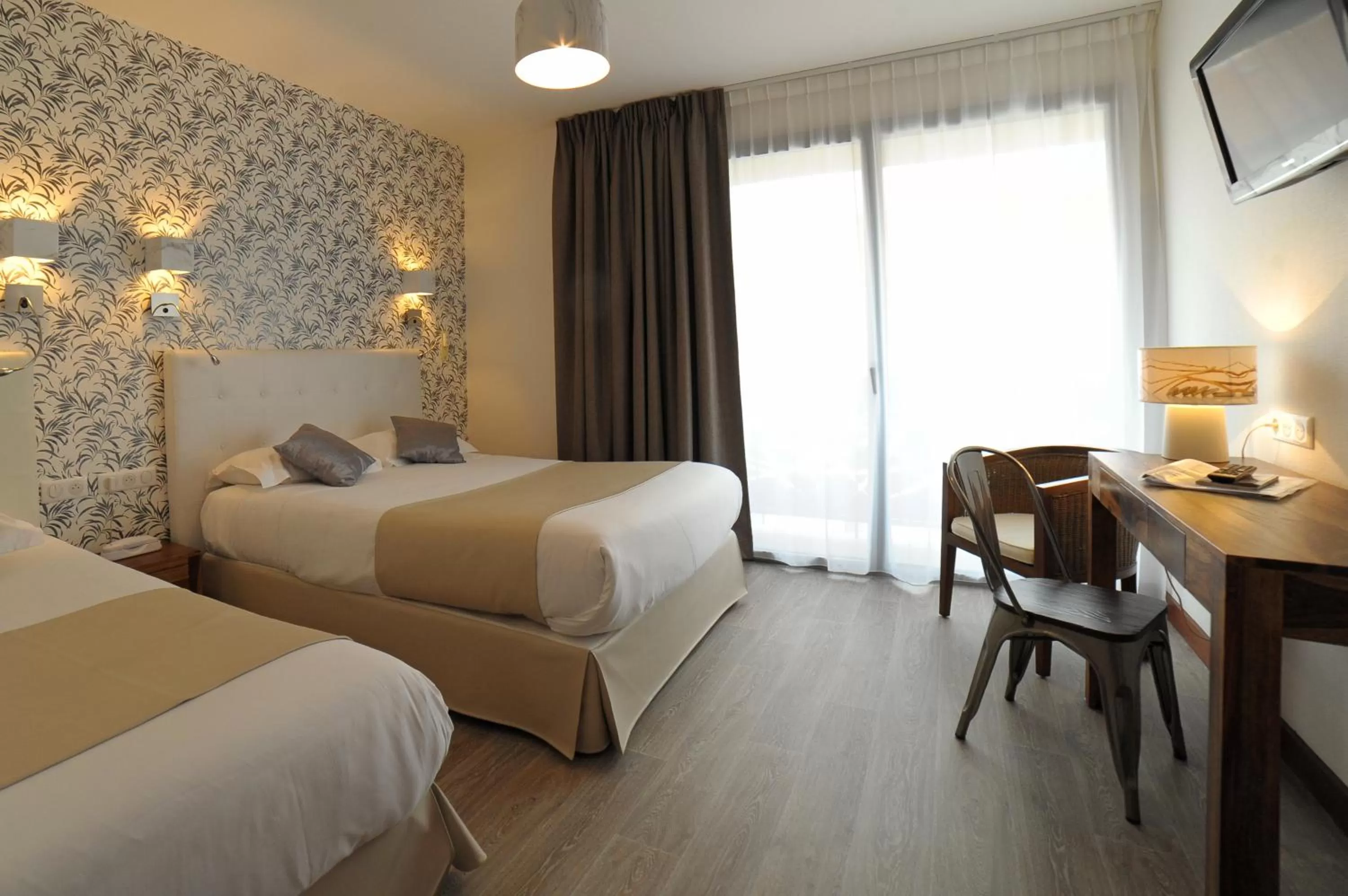 Bed in Cit'Hotel L'Etape