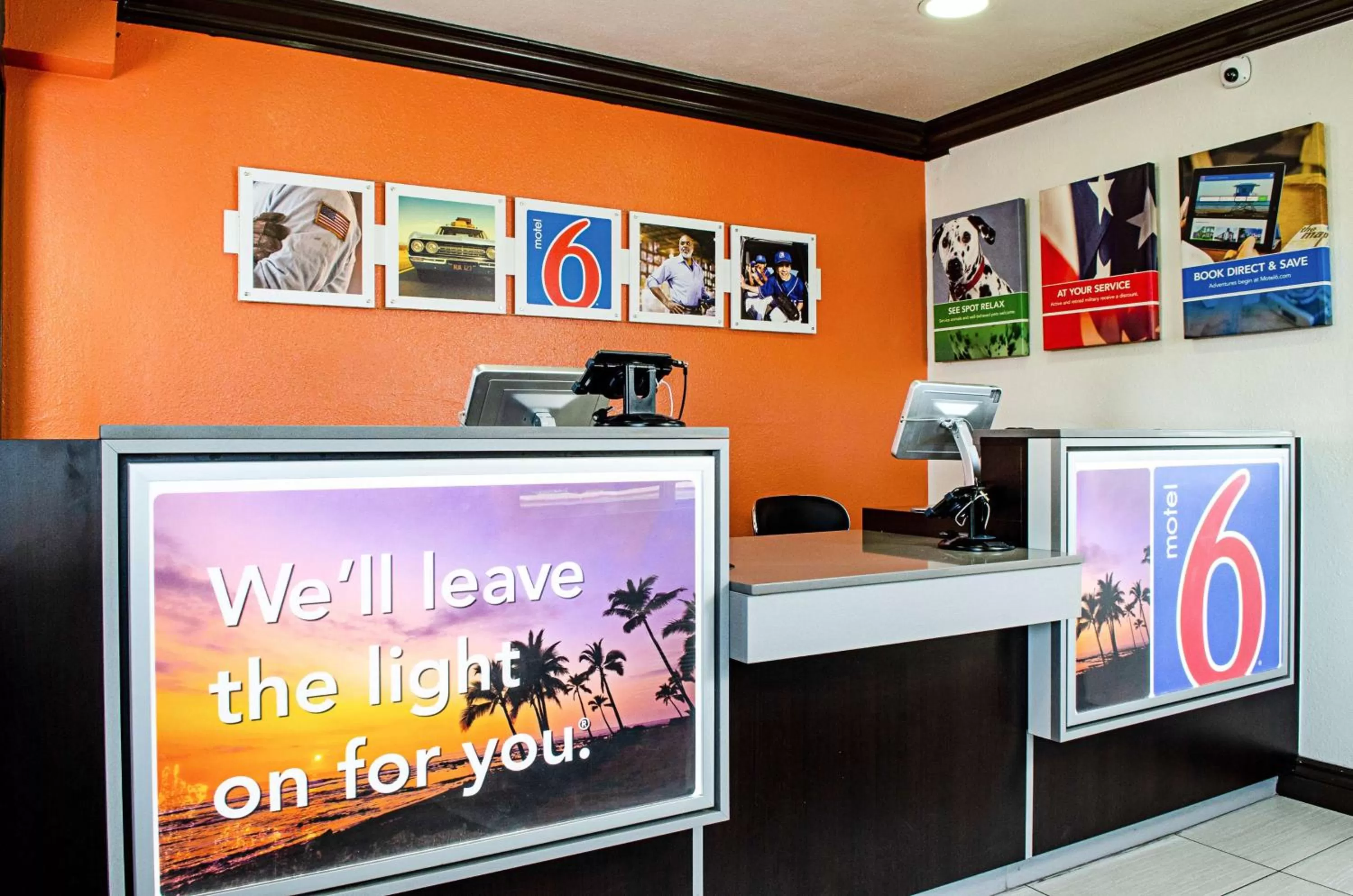 Lobby or reception in Motel 6-Modesto, CA - Downtown