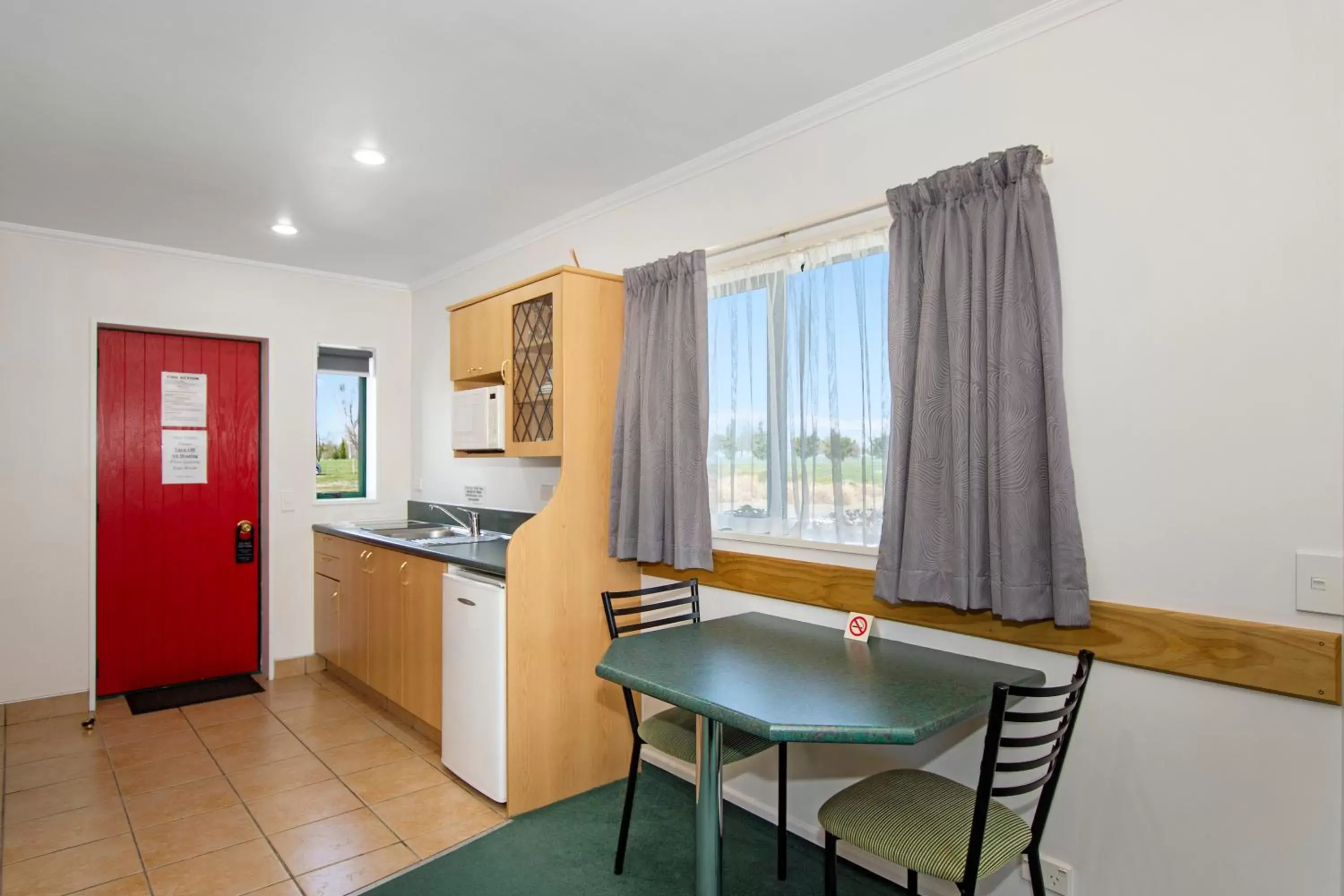 Kitchen or kitchenette, Kitchen/Kitchenette in The Lakes Motel