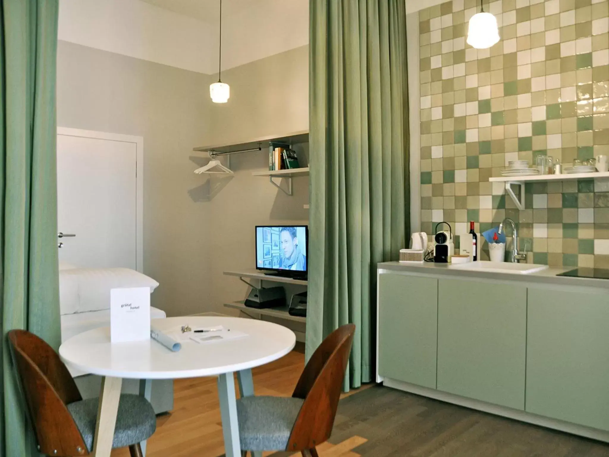 Kitchen or kitchenette, Seating Area in grätzlhotel Meidlinger Markt