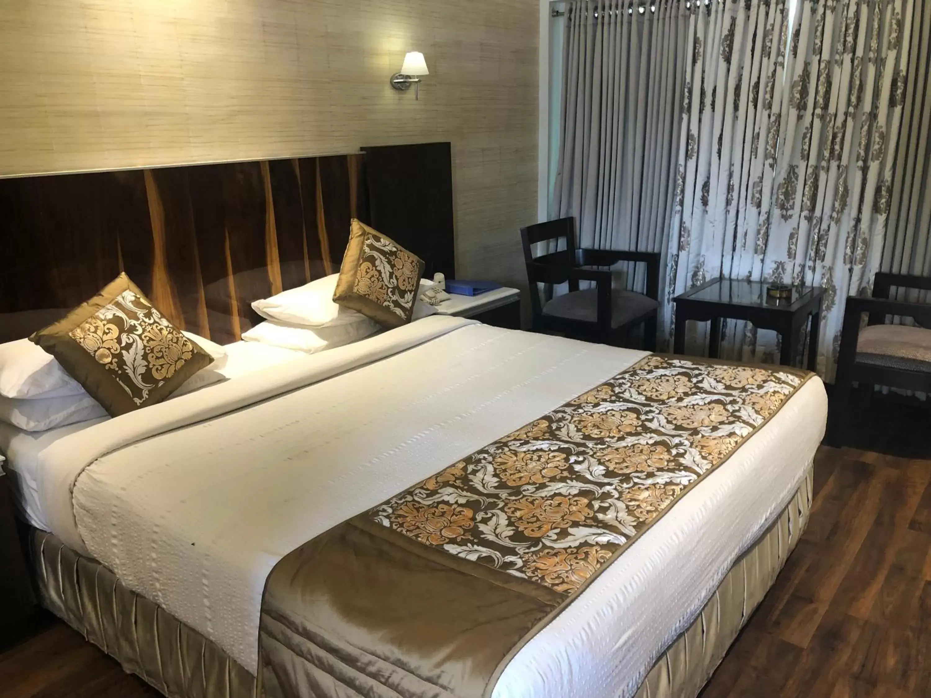 Bedroom, Bed in Hotel Holiday Resort