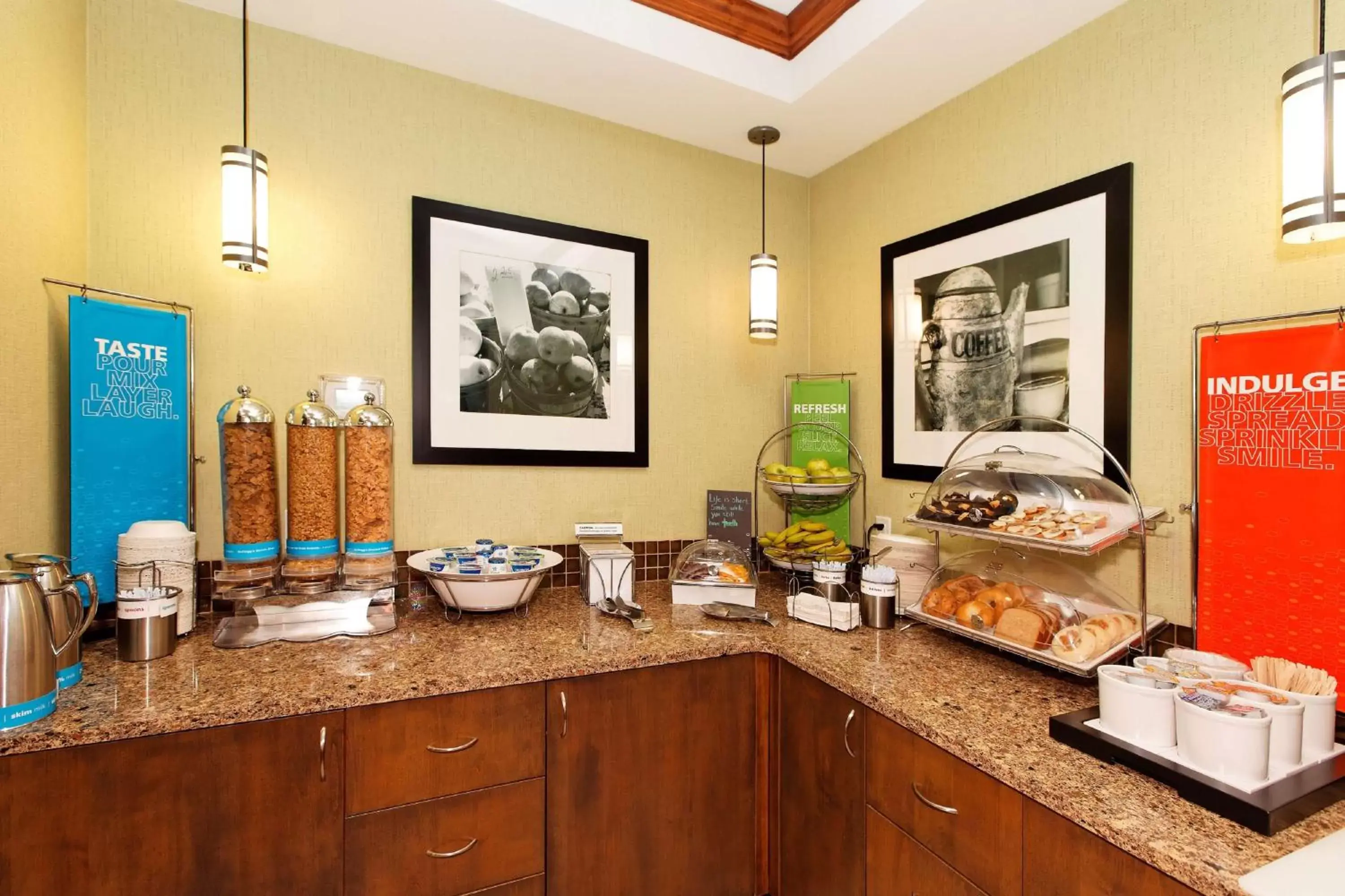 Dining area in Hampton Inn Montrose