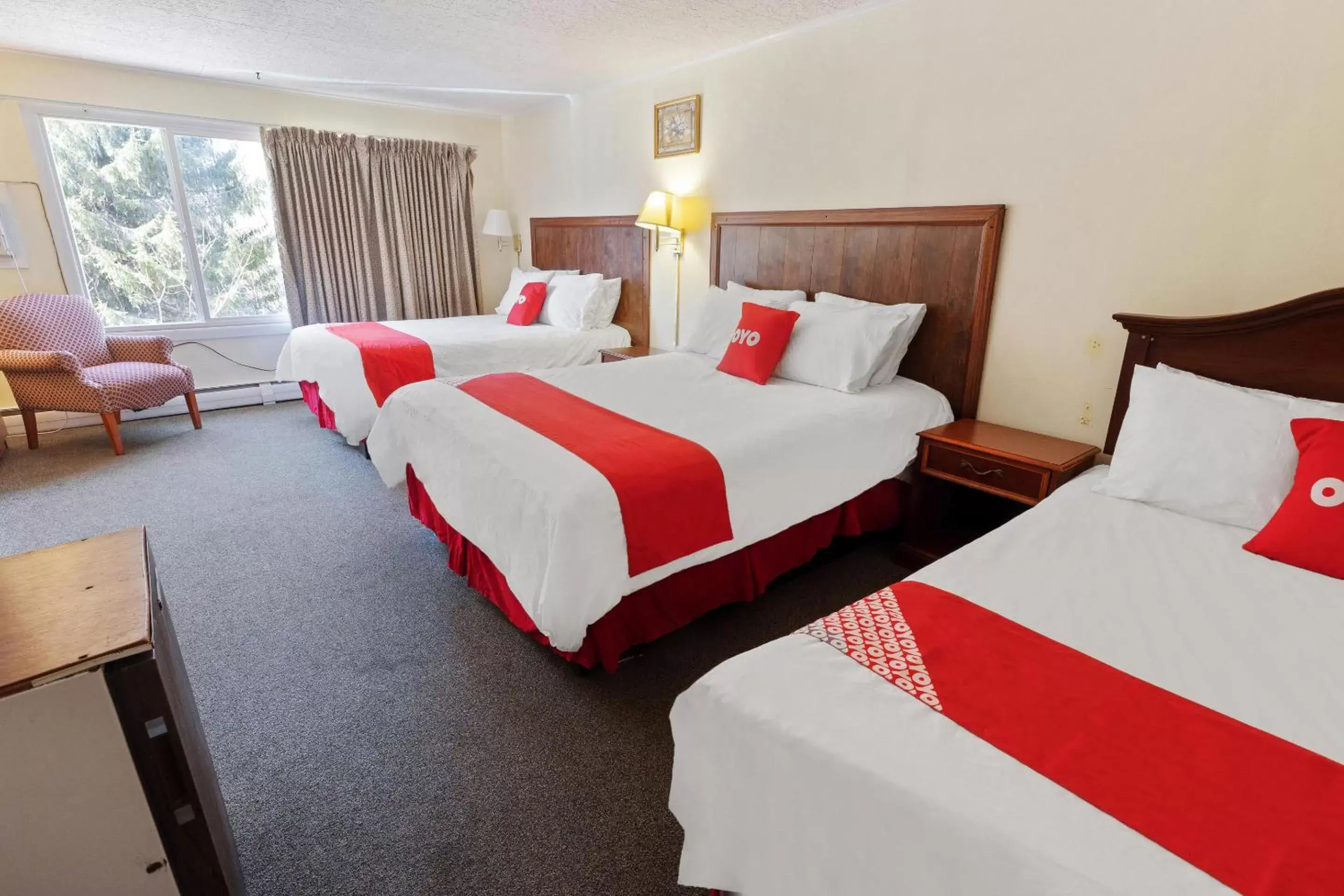 2 Queen beds and 1 single bed in OYO Hotel Buena Vista Delhi 2 Queen beds and 1 single bed in OYO Hotel Buena Vista Delhi