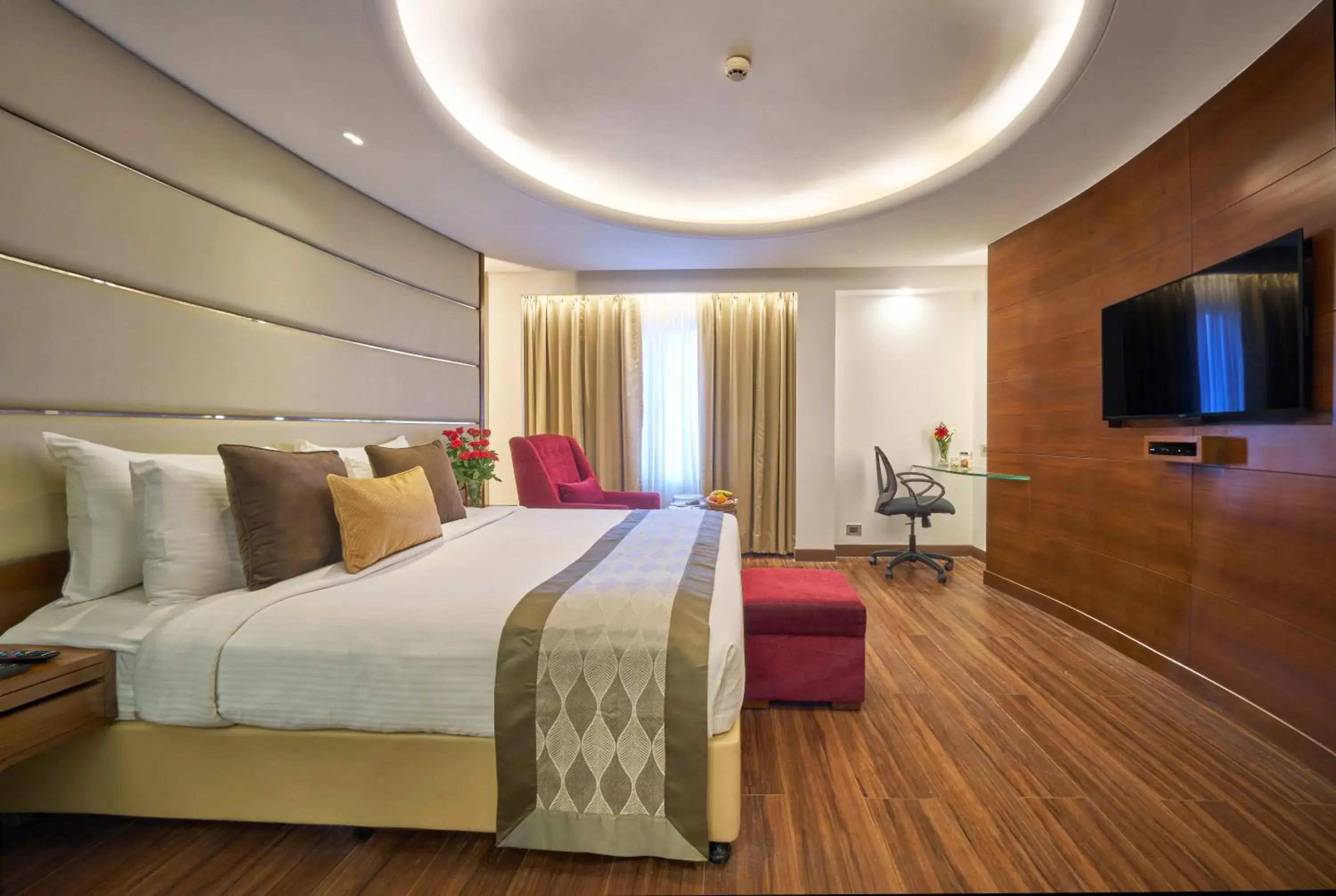 Living room, Bed in Hotel Hindusthan International, Bhubaneswar