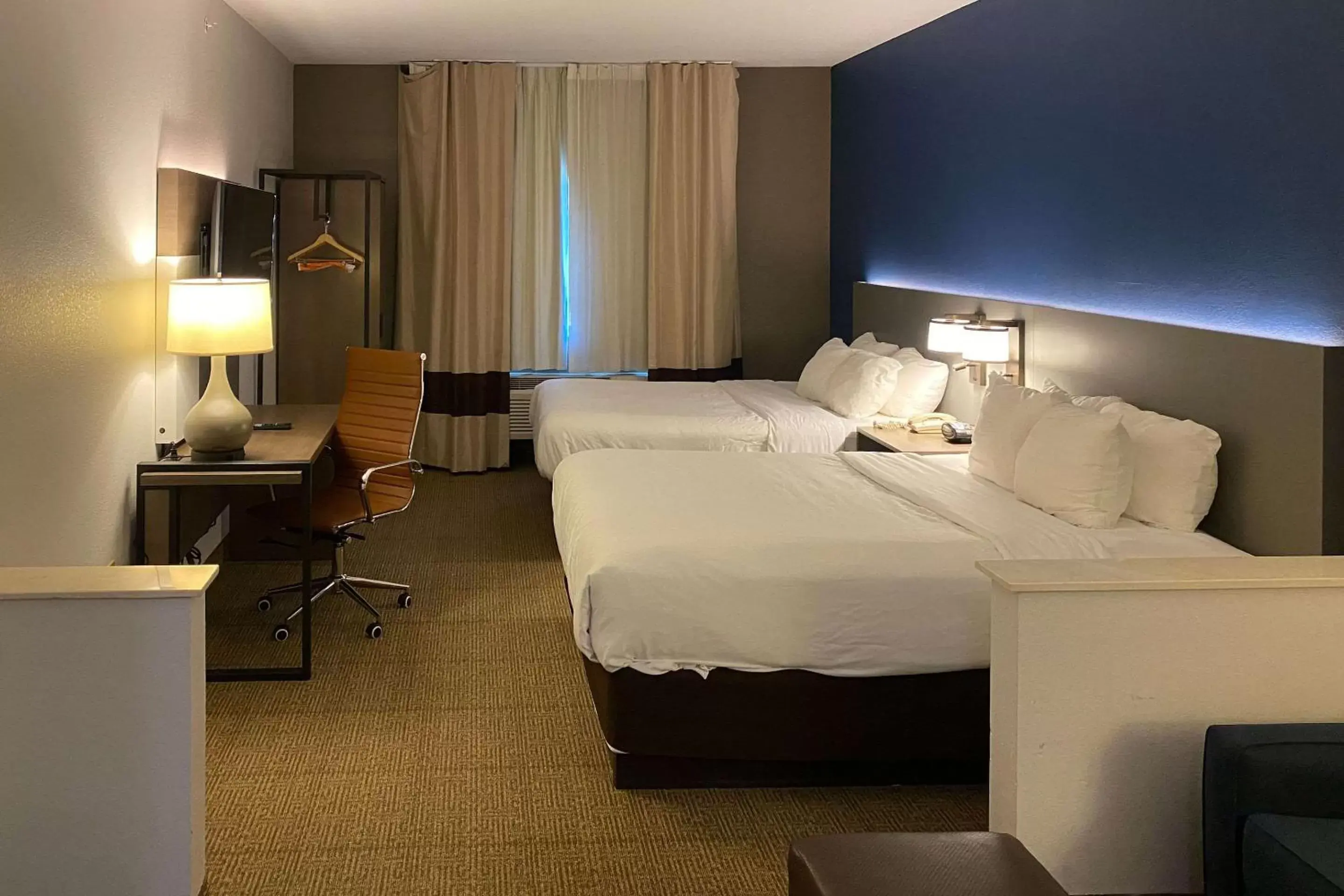 Bedroom, Bed in Comfort Suites Round Rock - Austin North I-35