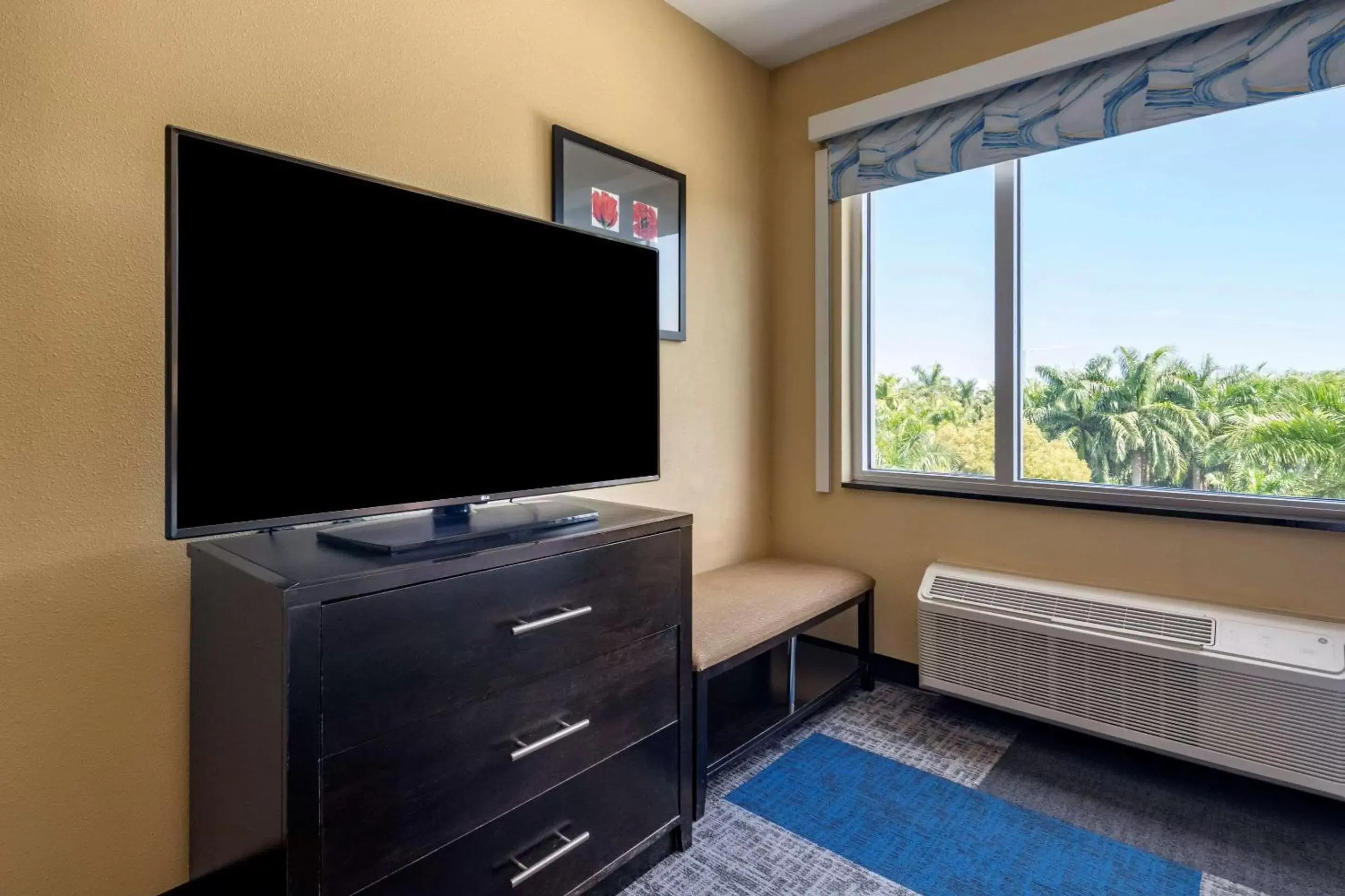 Bedroom, TV/Entertainment Center in Cambria Hotel Ft Lauderdale, Airport South & Cruise Port
