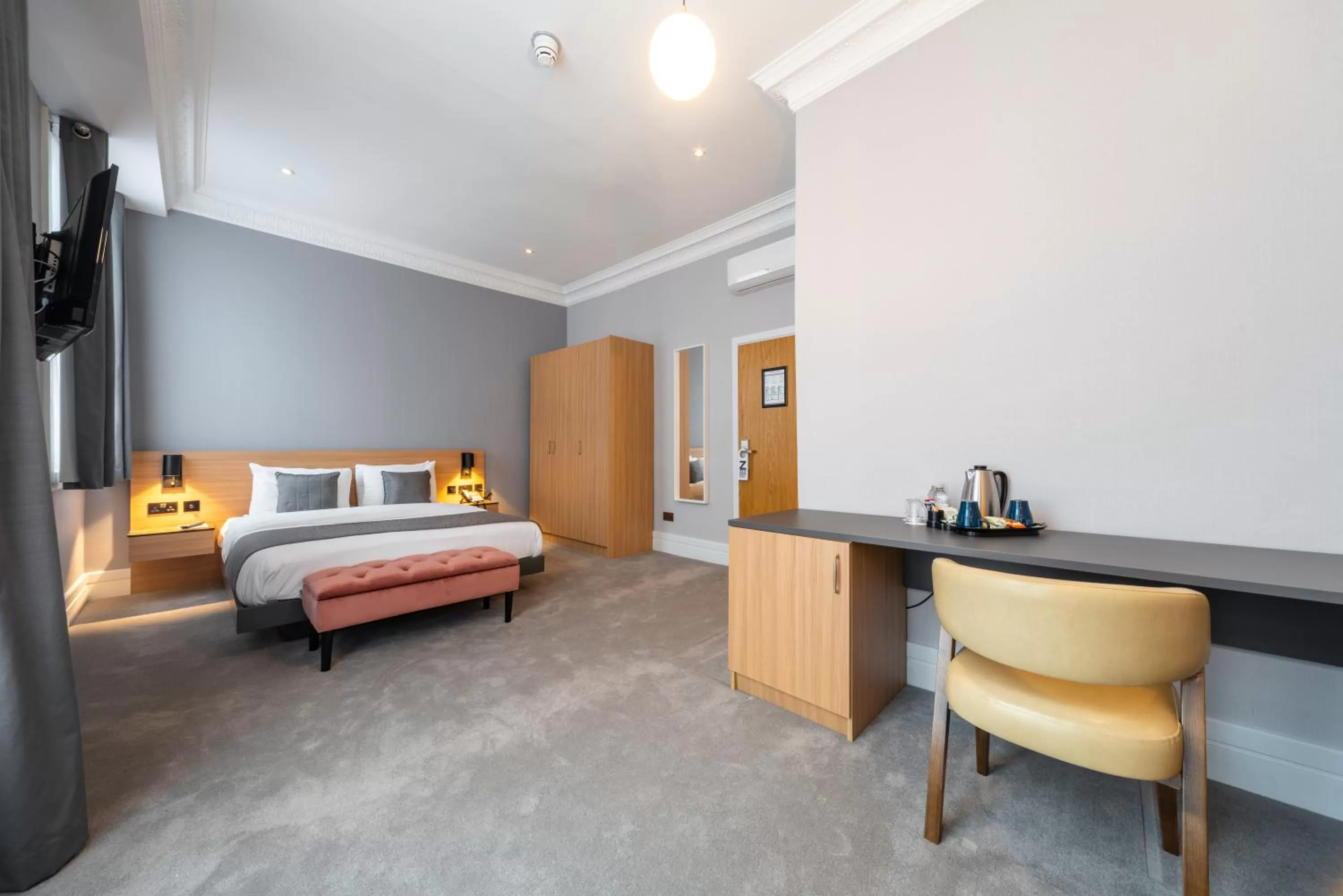 Bedroom, Bed in Gainsborough Hotel