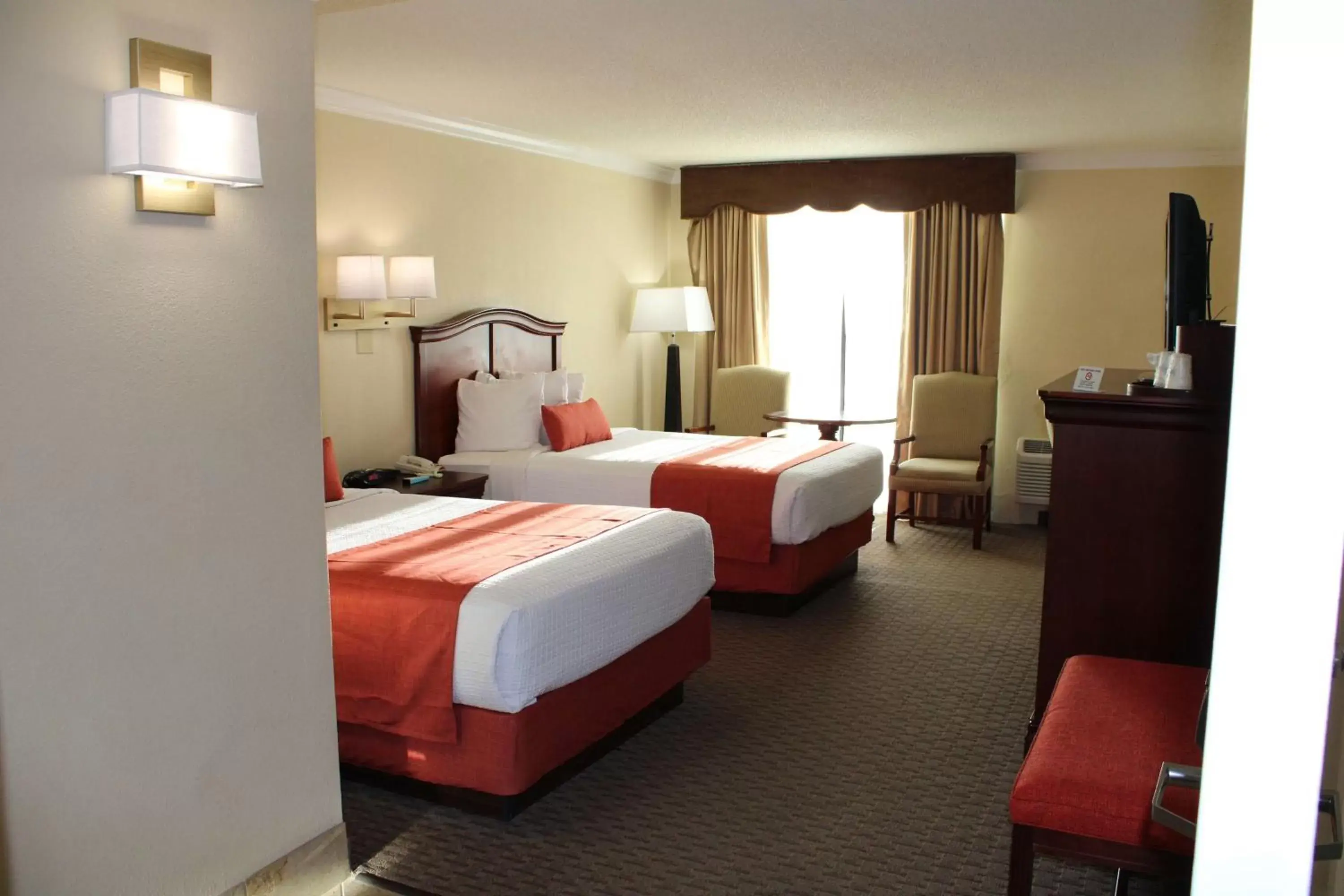 Photo of the whole room, Bed in Best Western Plus Burlington