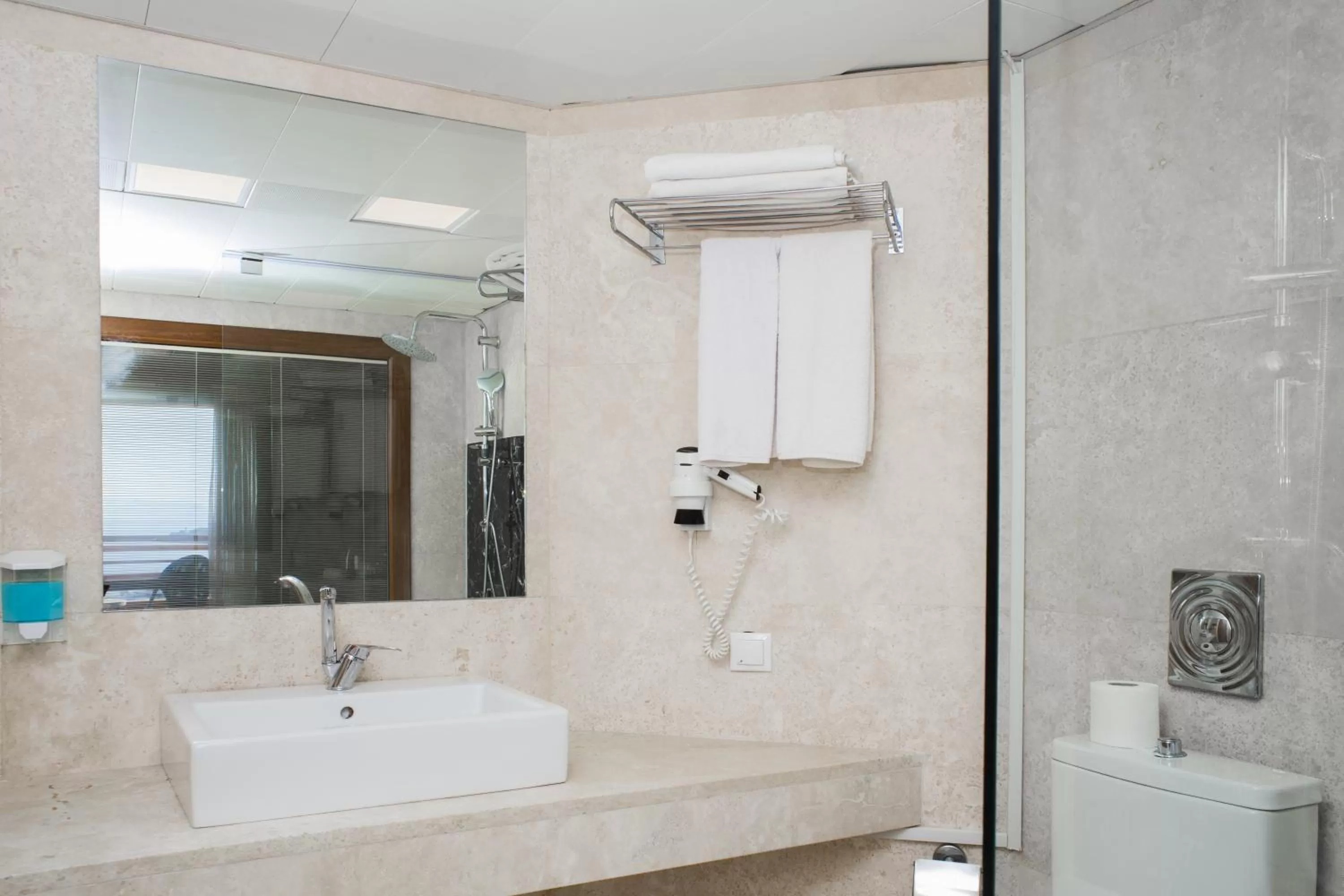 Shower in Suhan Seaport Hotel