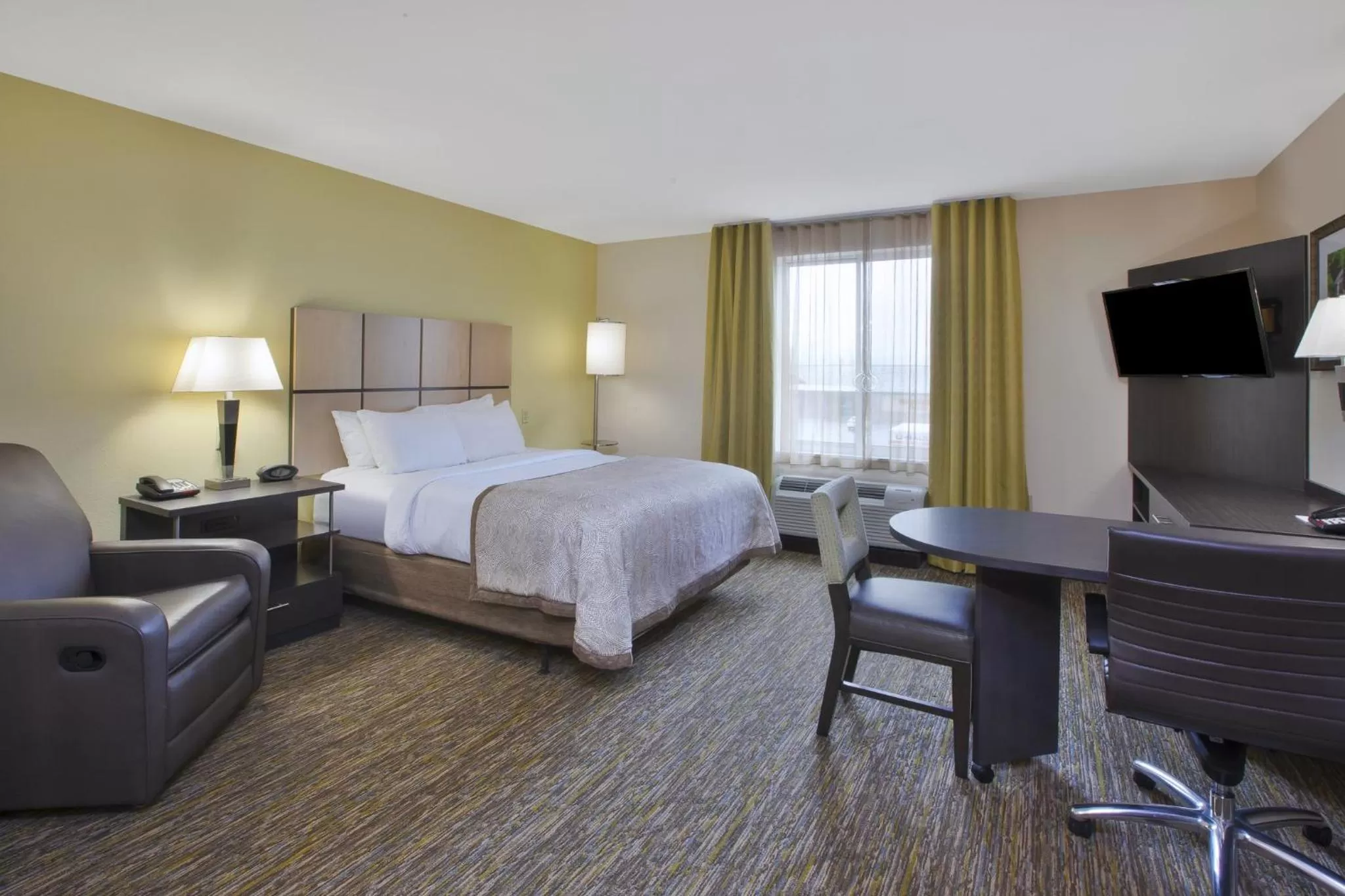Bedroom, Bed in Candlewood Suites Morgantown-Univ West Virginia by IHG