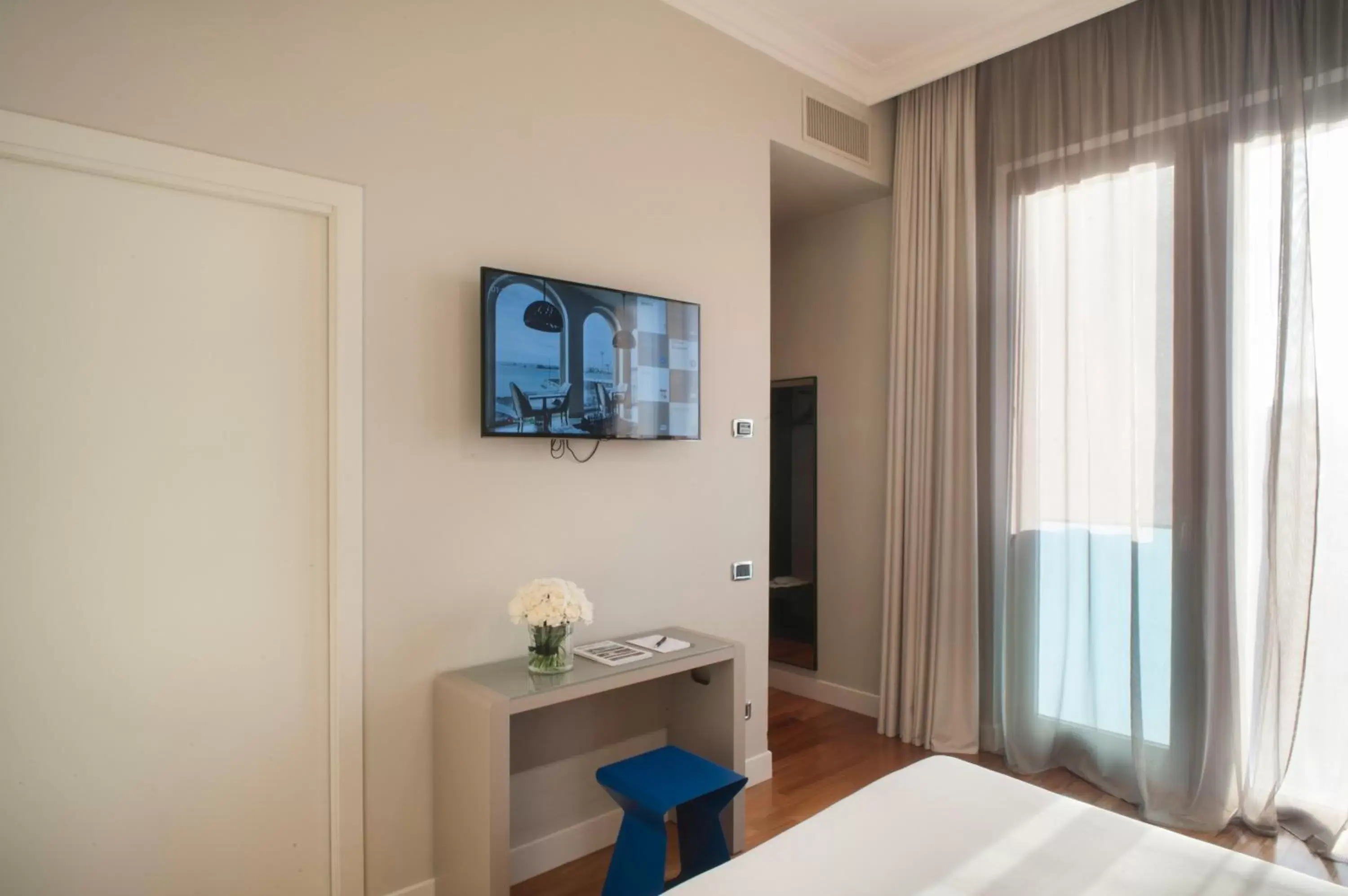 Bedroom, TV/Entertainment Center in SeePort Hotel