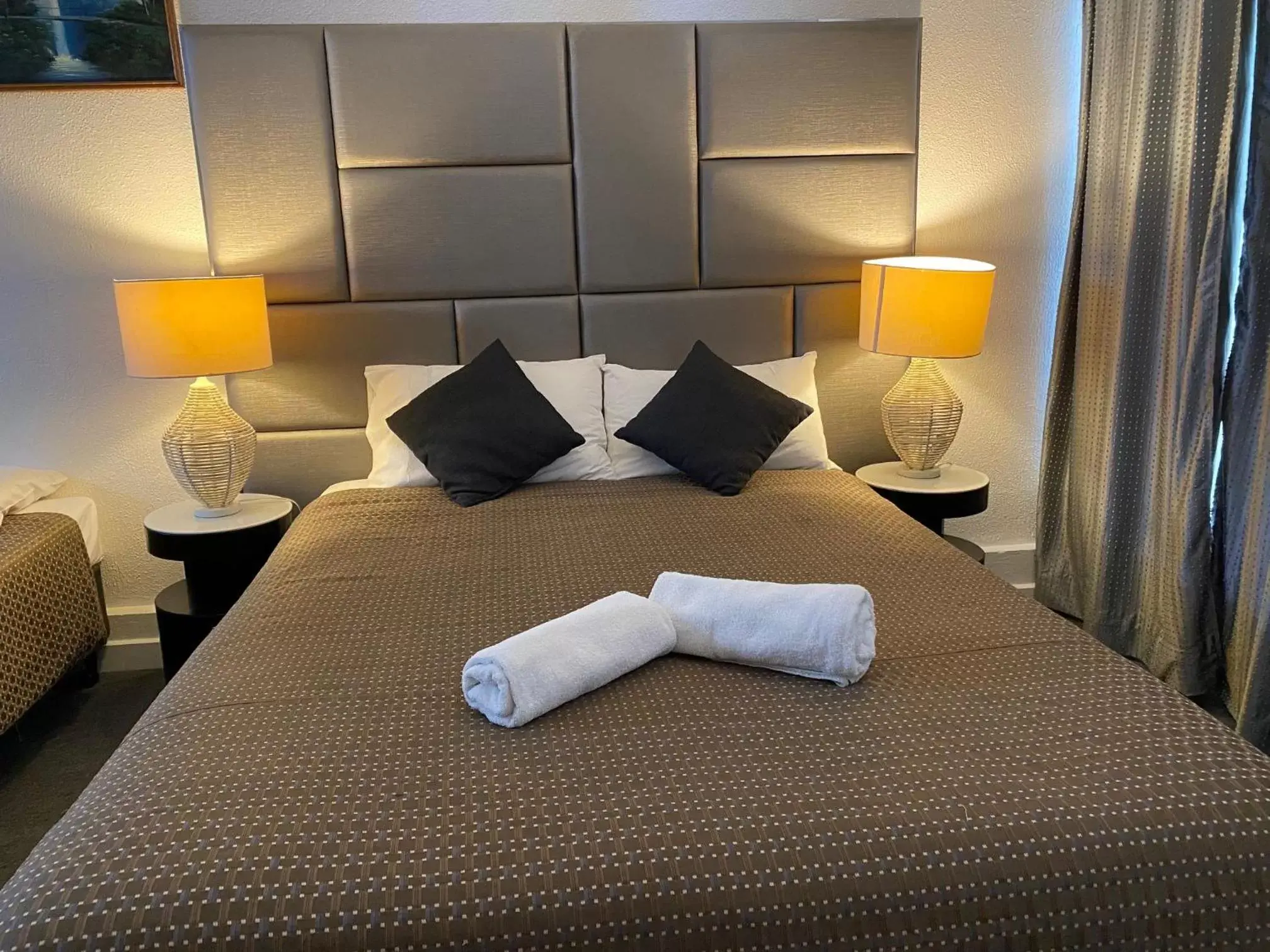 Bed in Tollgate Motel Bed in Tollgate Motel