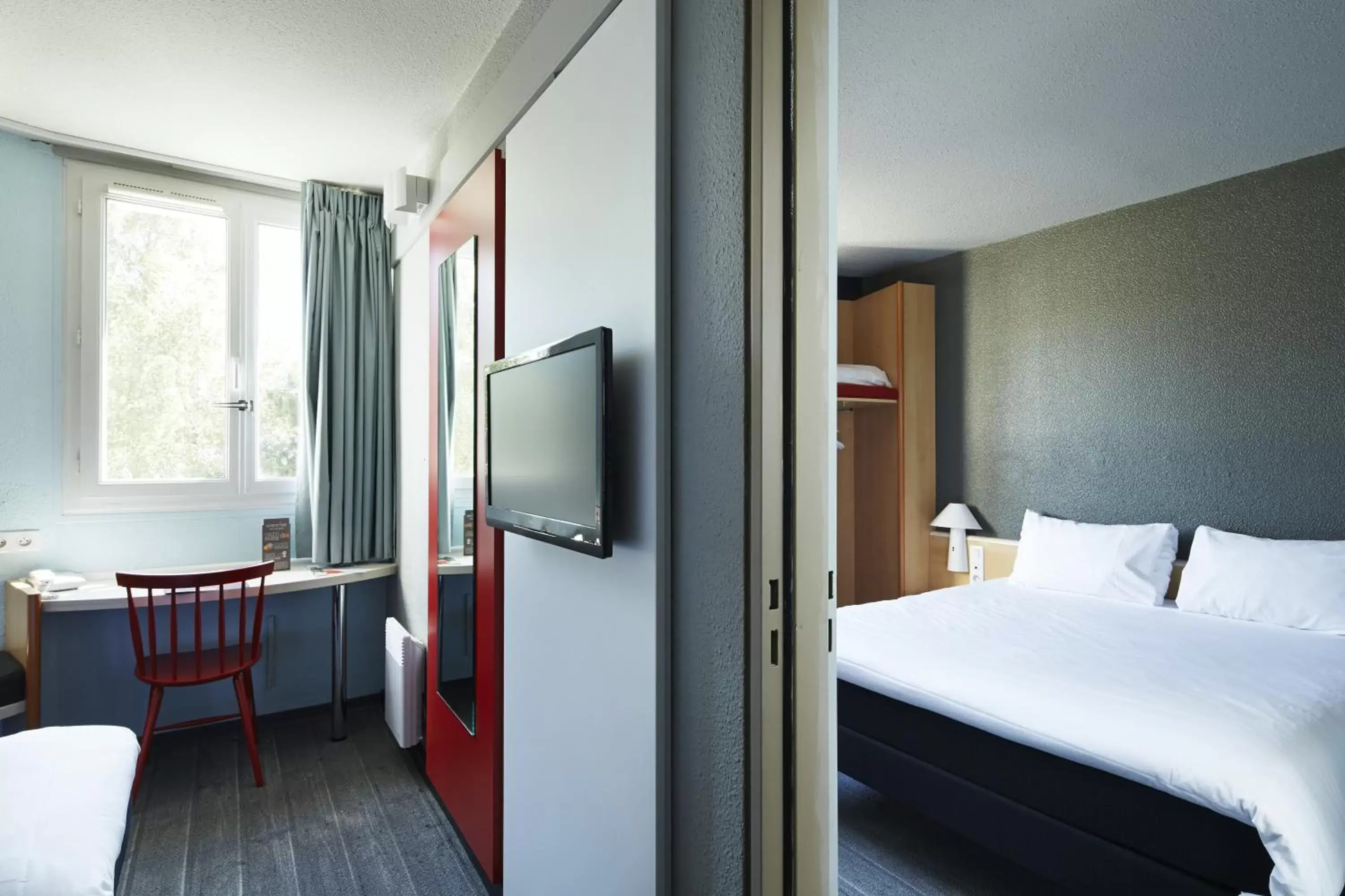 Photo of the whole room, Bed in ibis Chartres Ouest Luce