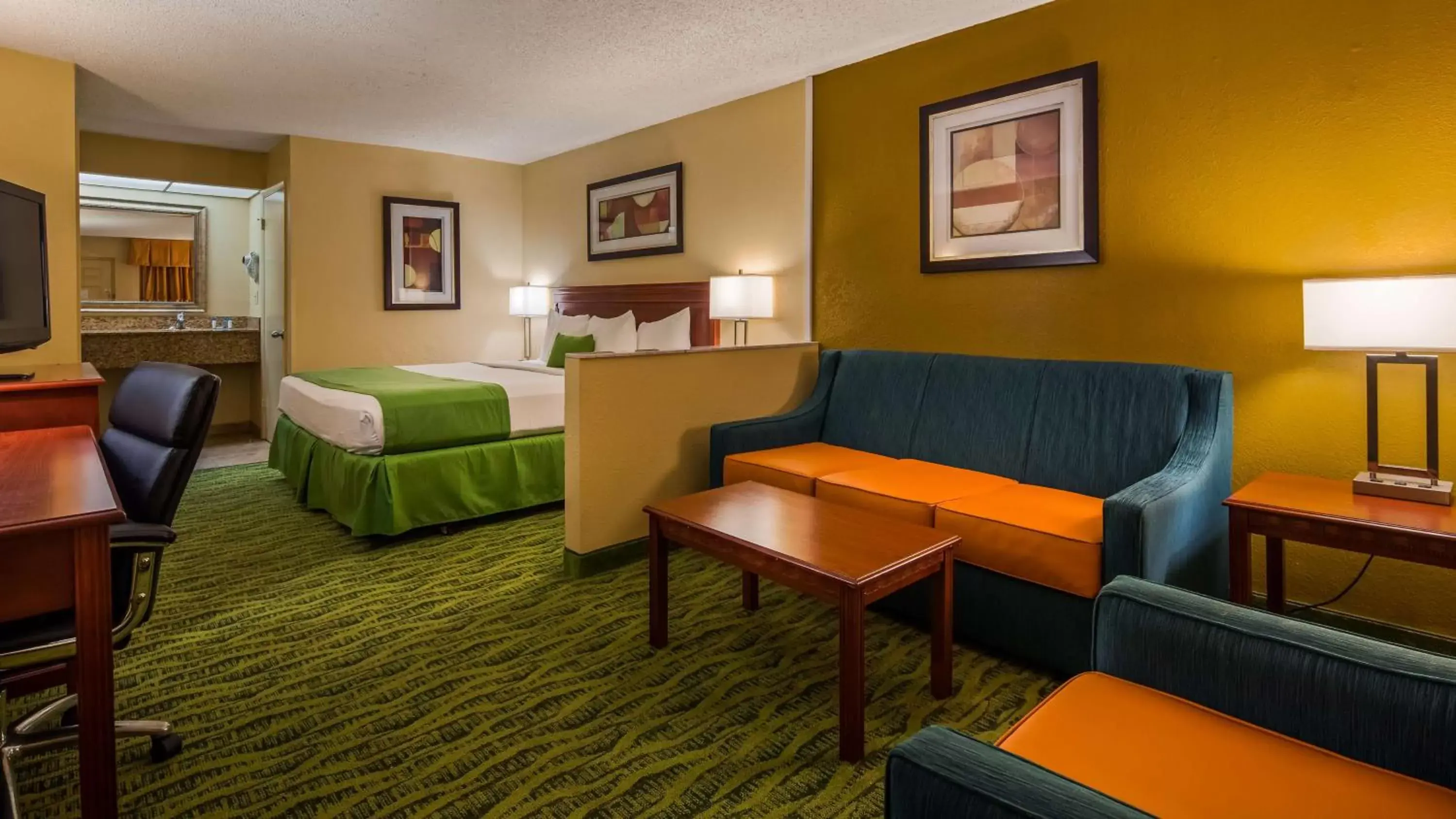 Photo of the whole room, Seating Area in Best Western Orlando East Inn & Suites