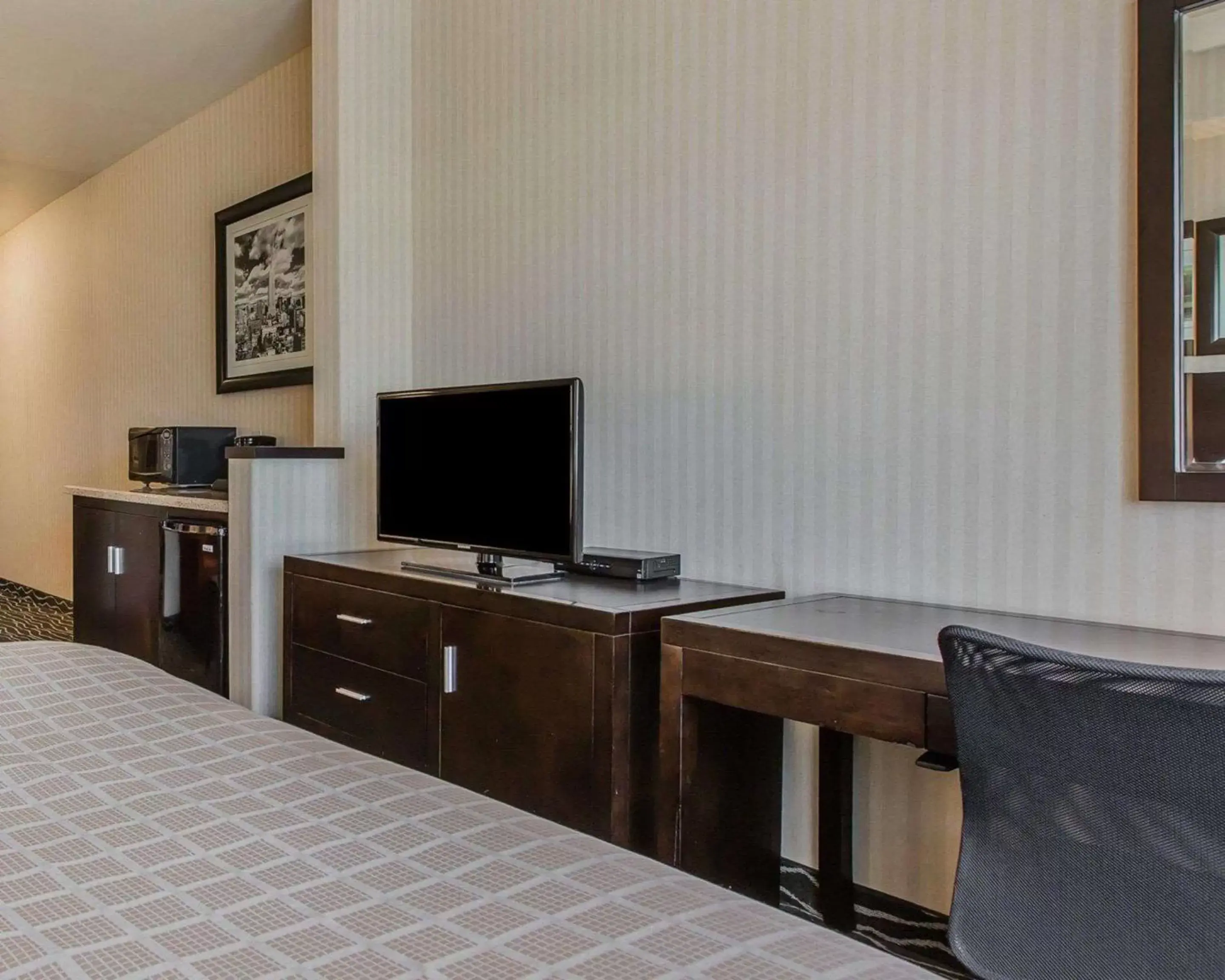 Photo of the whole room, TV/Entertainment Center in Quality Inn Rosemead-Los Angeles
