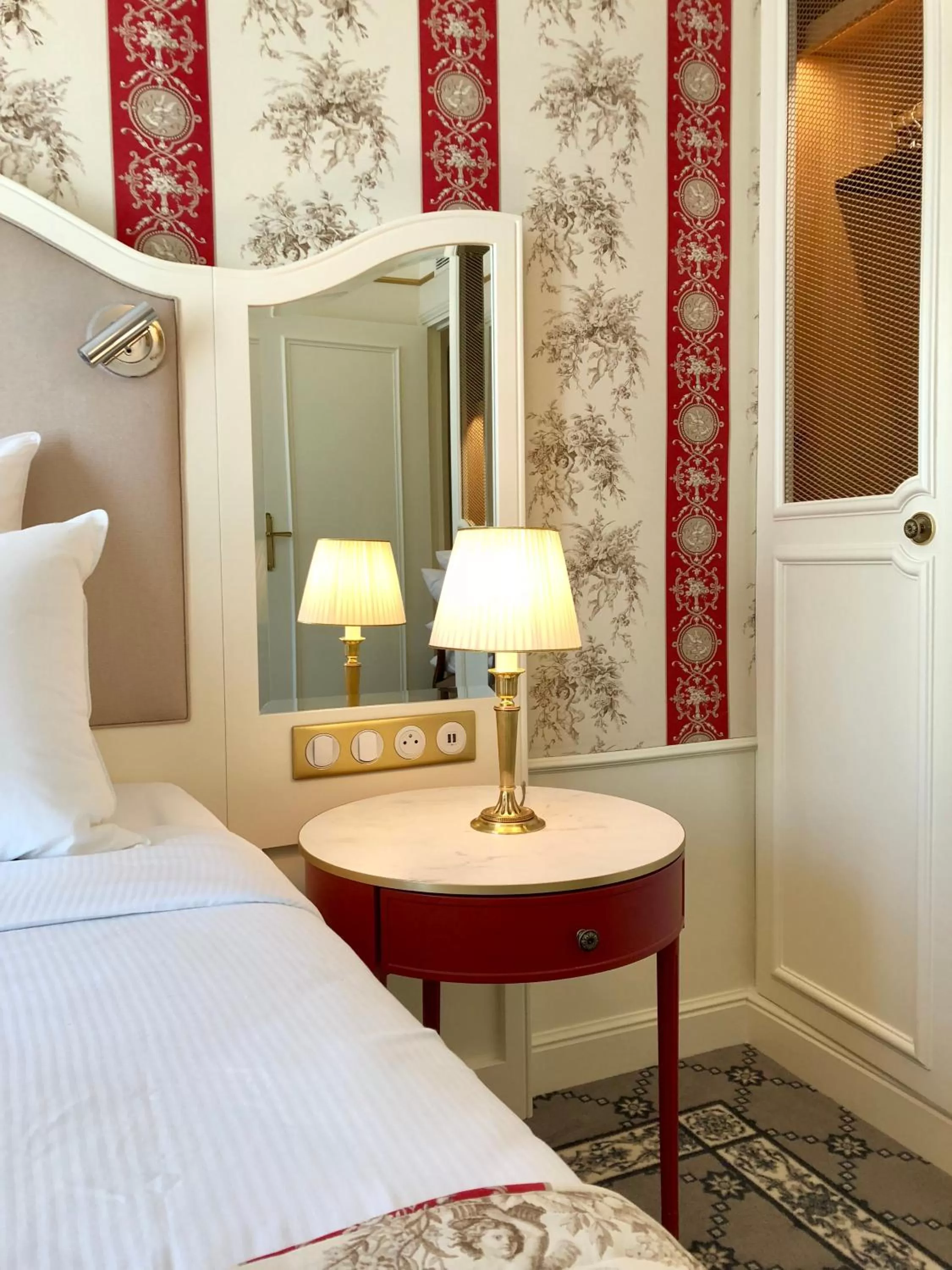 Photo of the whole room, Bed in Hôtel Mayfair Paris