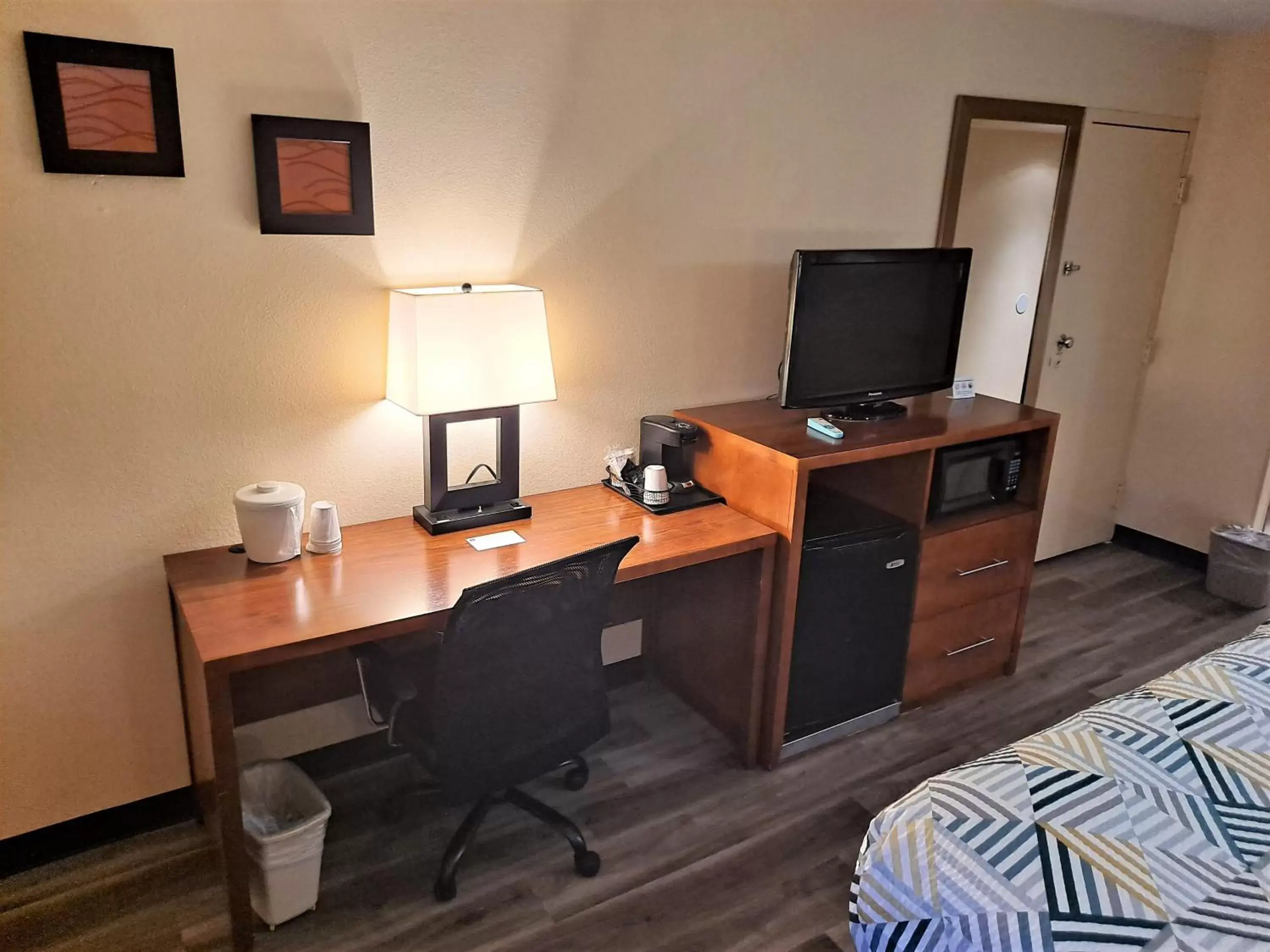 minibar, TV/Entertainment Center in Studio 6 Suites Catonsville MD Baltimore West