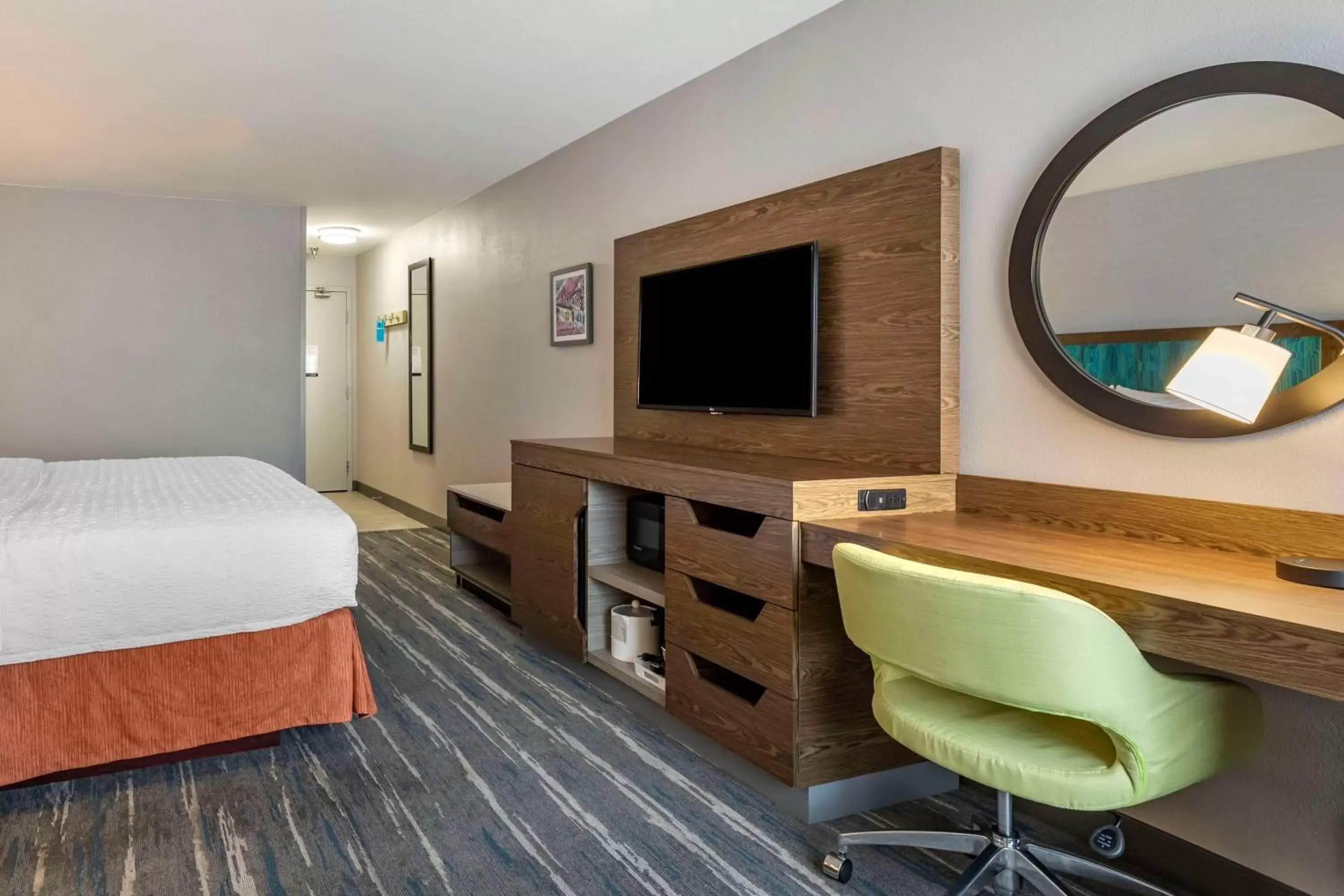 Bedroom, TV/Entertainment Center in Hampton Inn Fort Collins