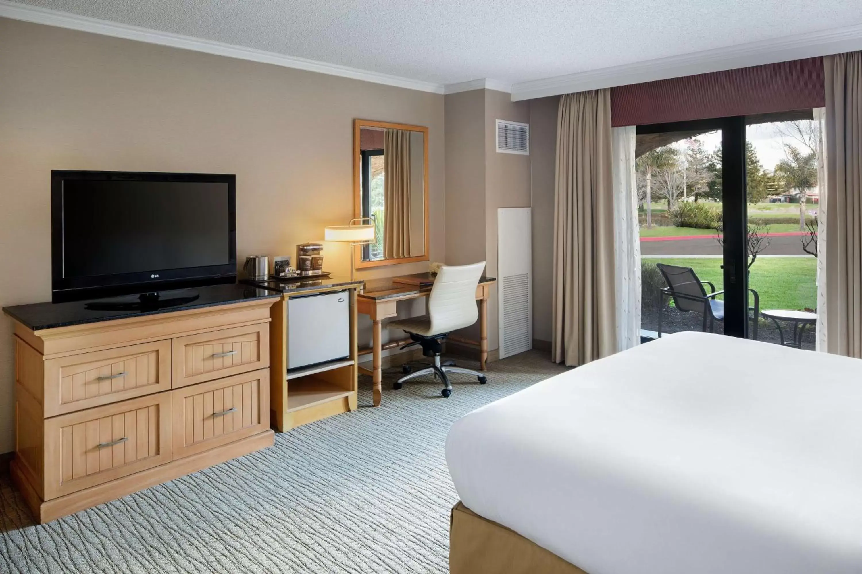 Bedroom, TV/Entertainment Center in DoubleTree by Hilton Sonoma Wine Country