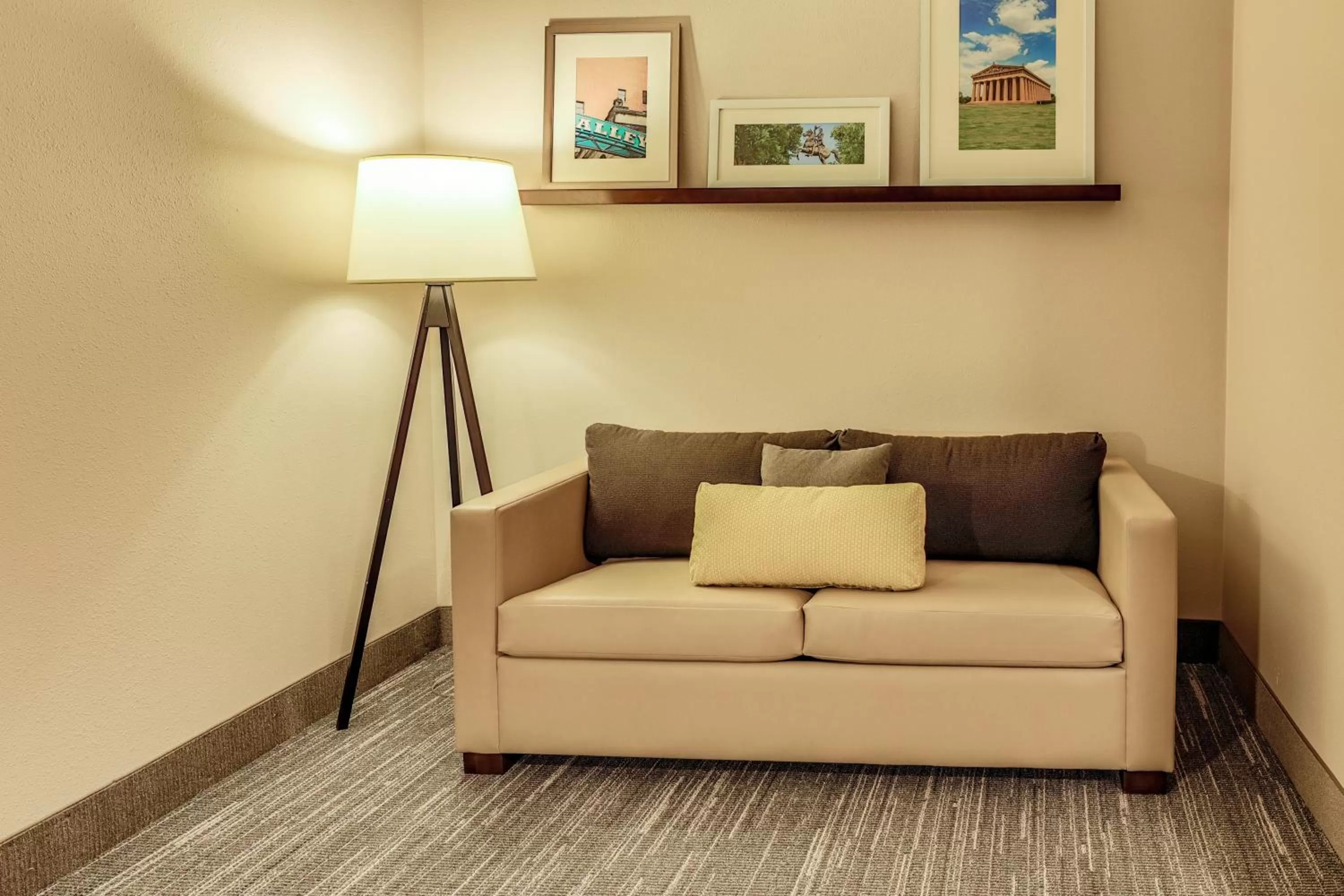 Seating area in Country Inn & Suites by Radisson Nashville Airport TN