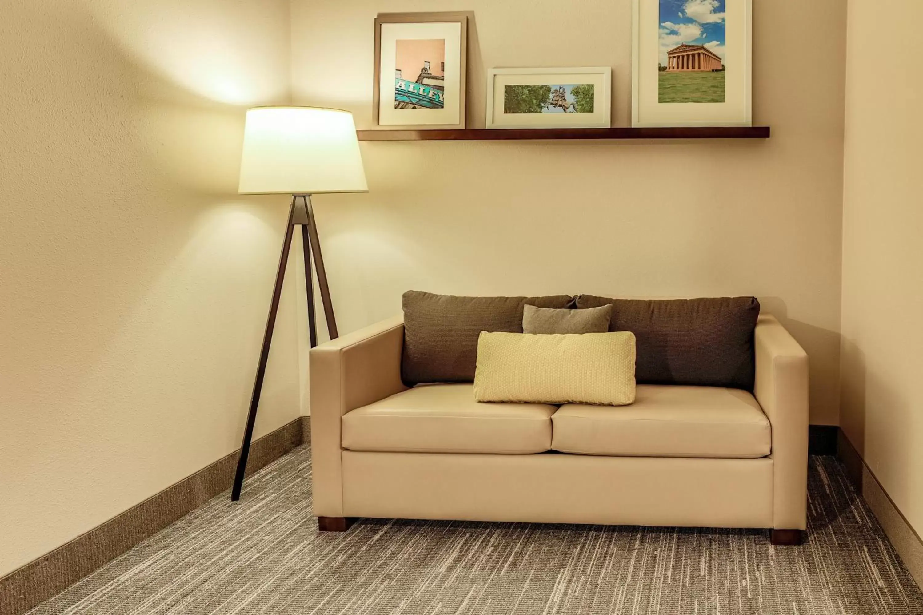 Seating Area in Country Inn & Suites by Radisson, Nashville Airport, TN
