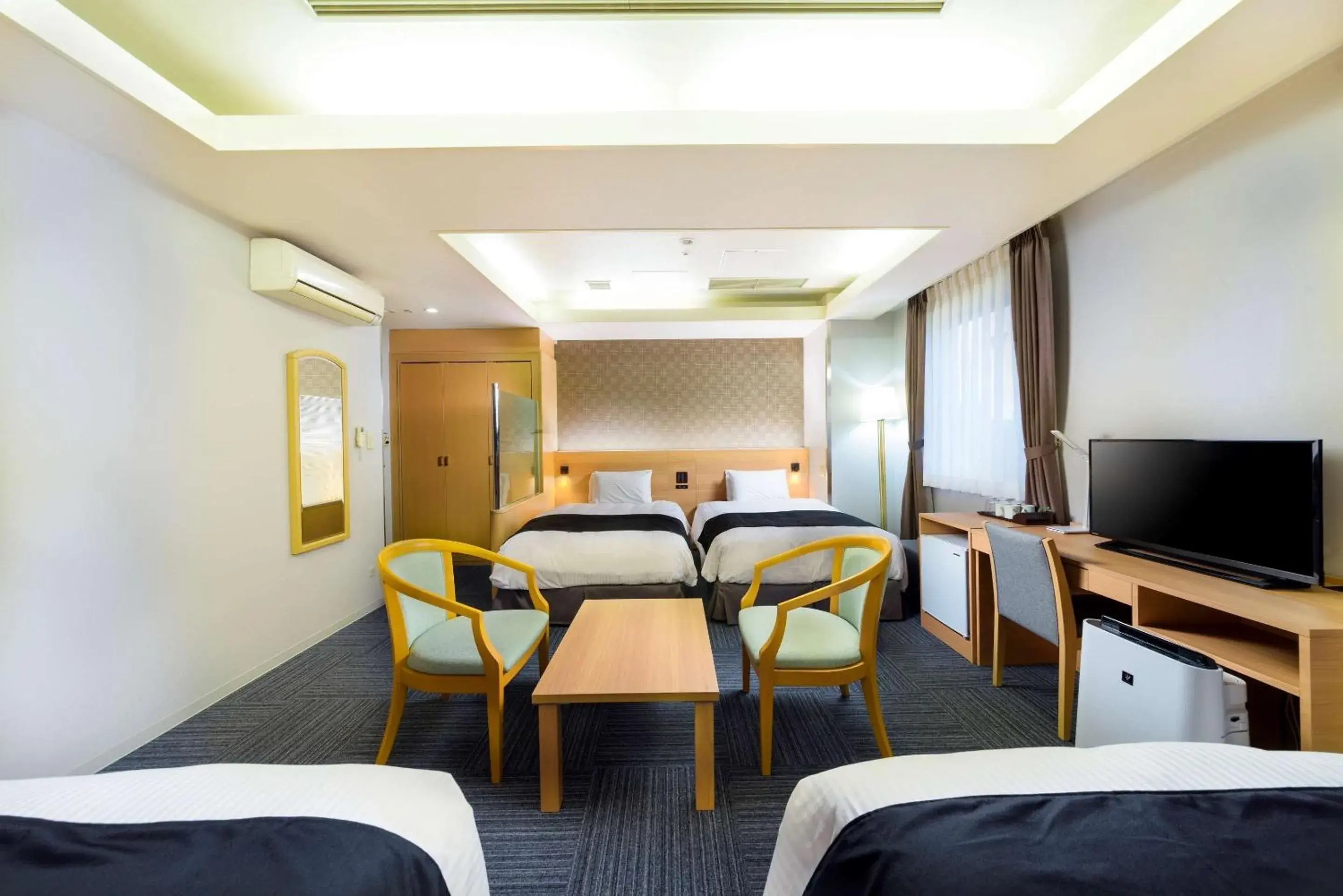 Bedroom in SureStay Plus Hotel by Best Western Shin-Osaka