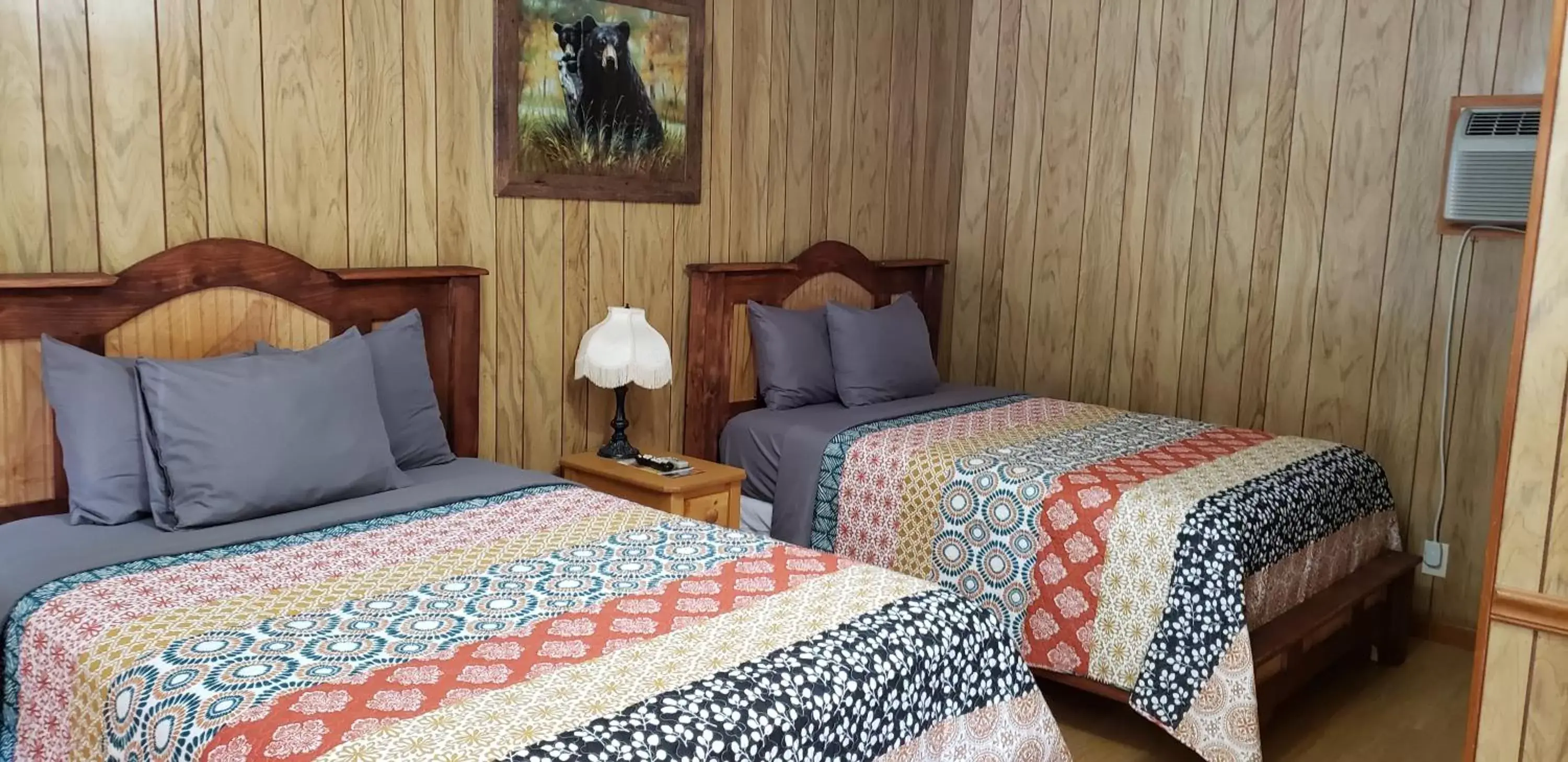 Bed in Marshall's Creek Rest Motel
