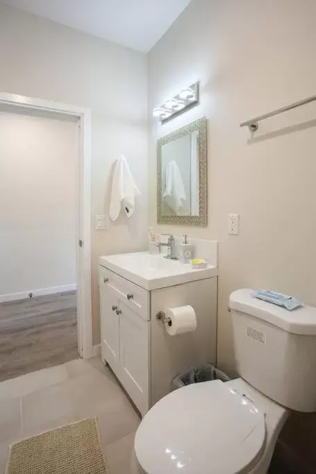 Bathroom in Cute Studio With Large Balcony and Great Park View