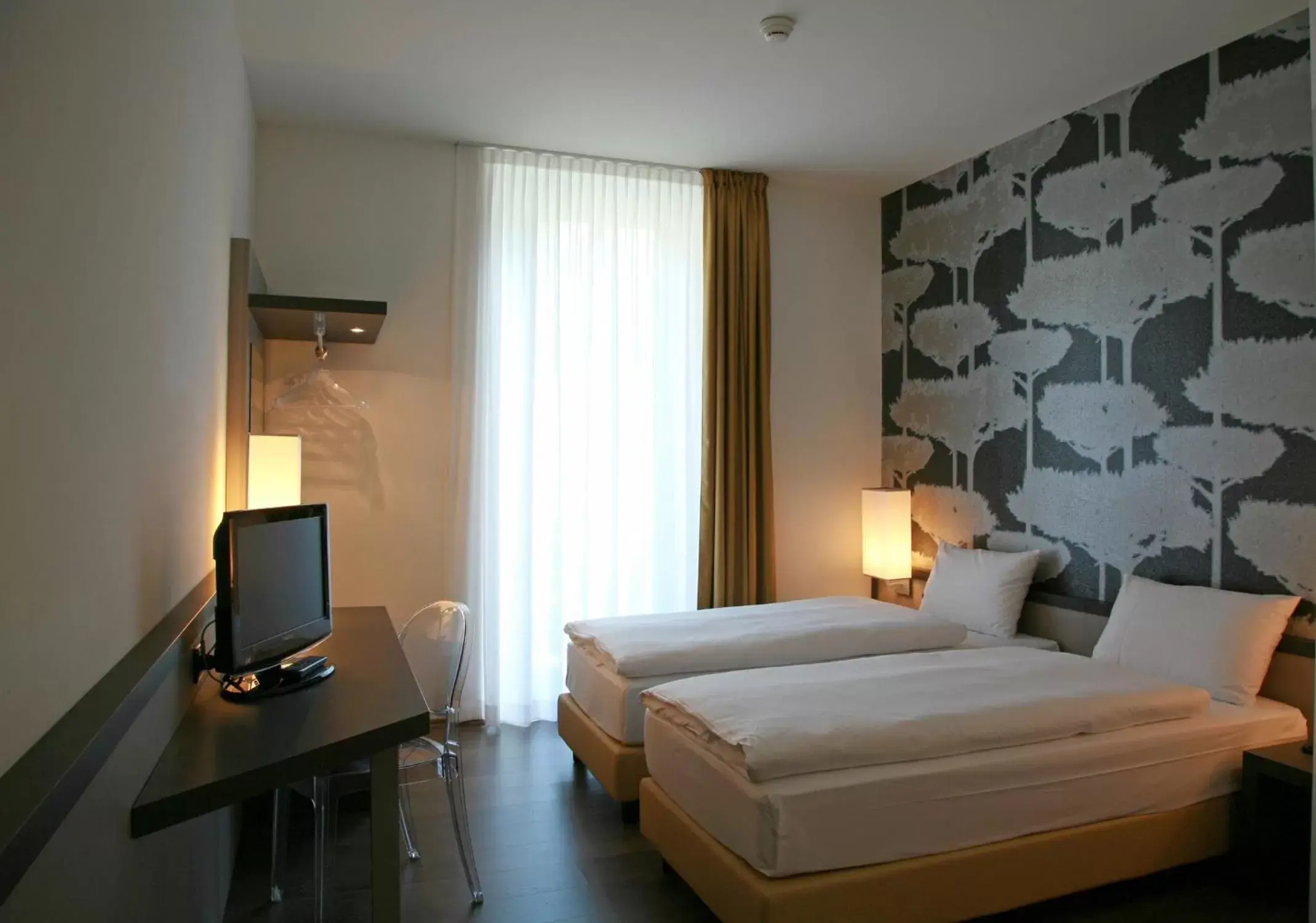 Photo of the whole room, Bed in Hotel Internazionale Bellinzona
