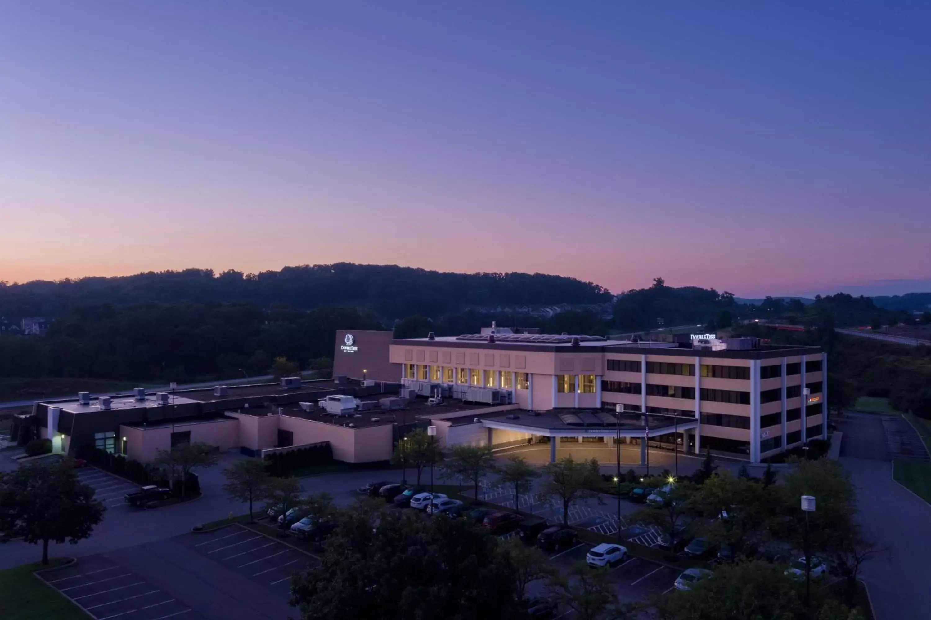 Property building in DoubleTree by Hilton Pittsburgh - Cranberry