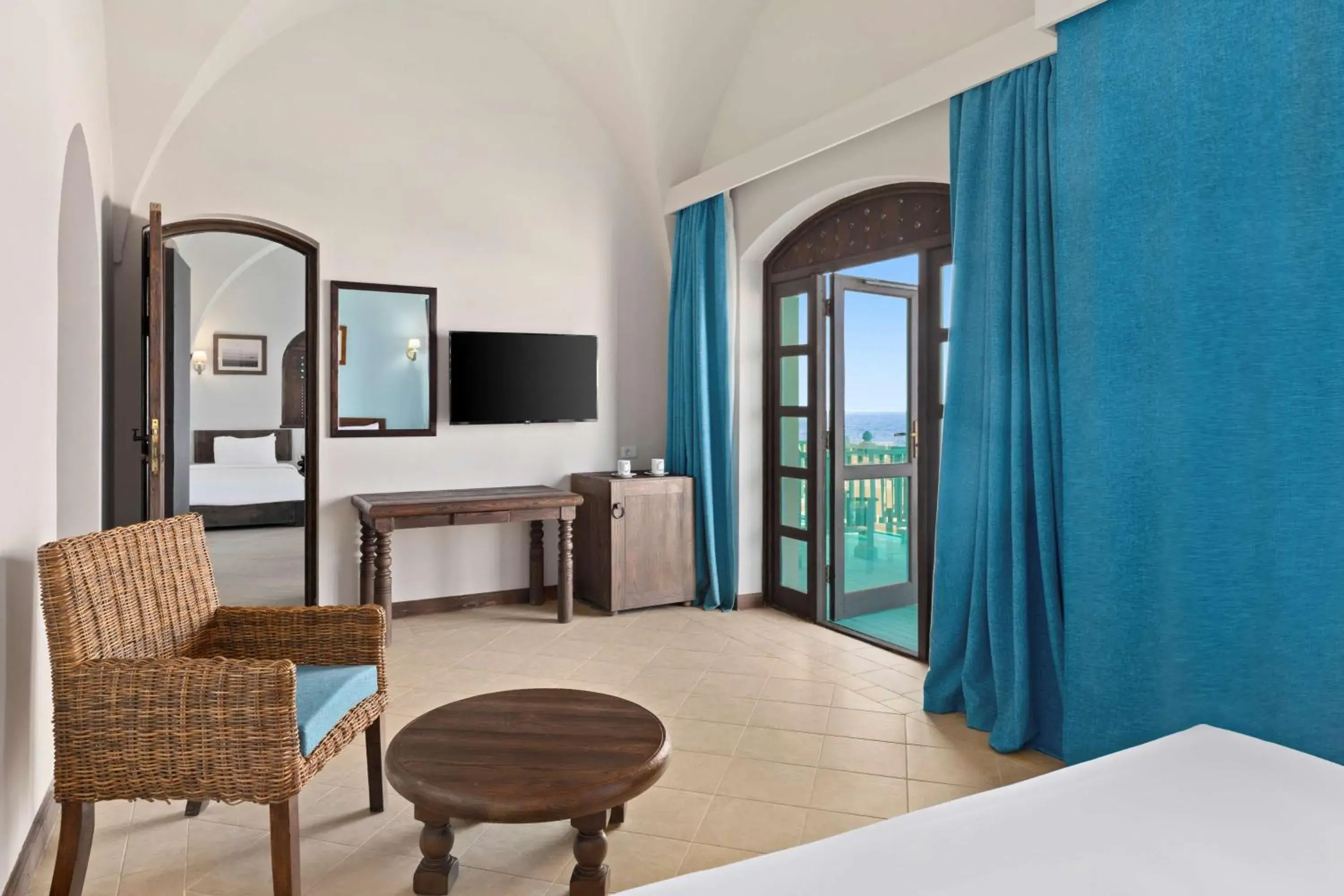 Bedroom, TV/Entertainment Center in Radisson Blu Resort El Quseir
