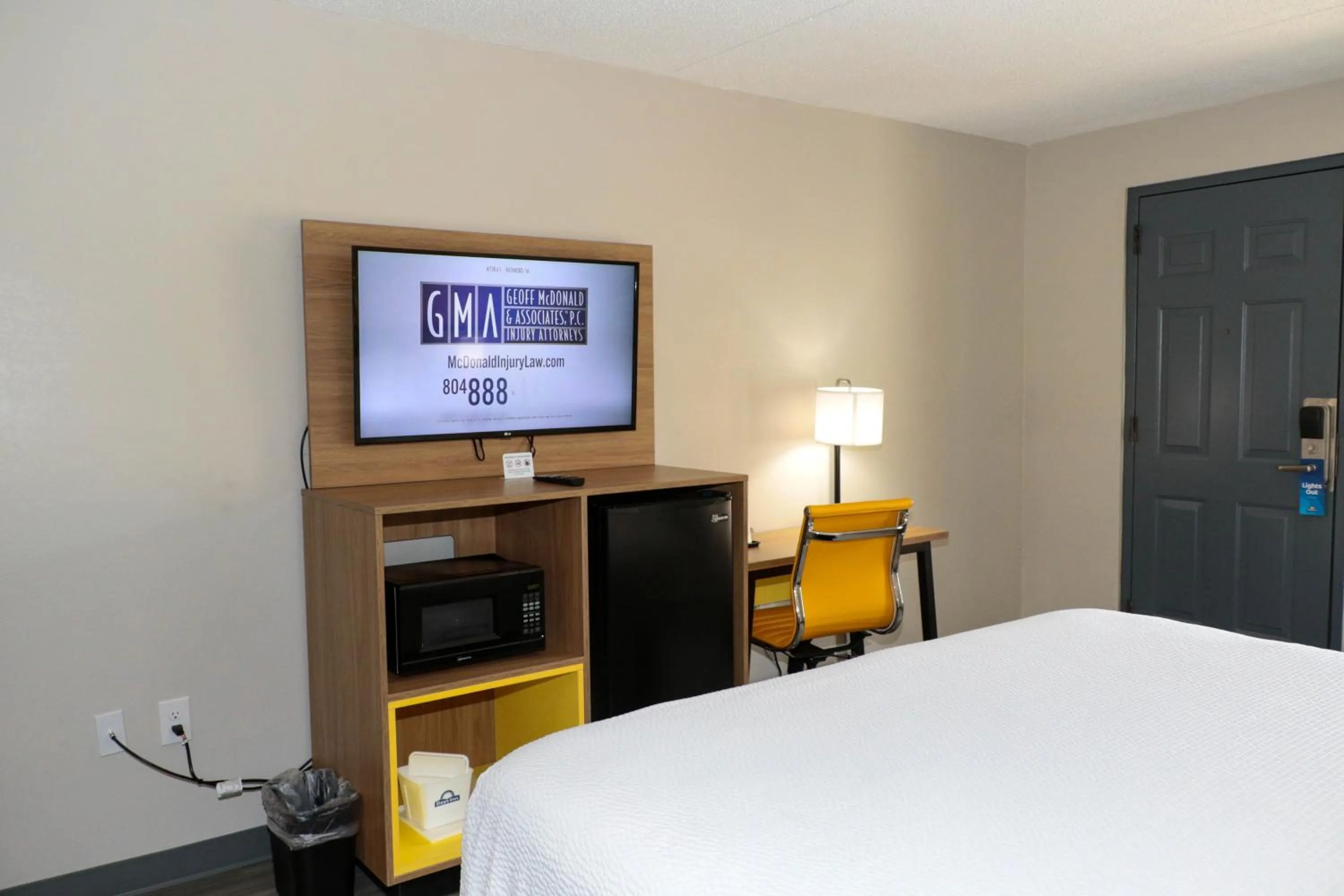 TV and multimedia, Bed in Days Inn by Wyndham Farmville